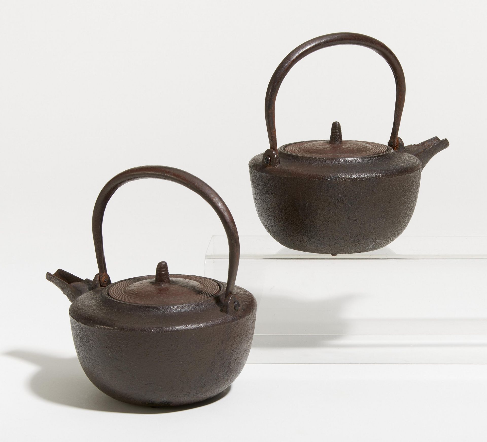 PAIR OF SMALLER SAKE KETTLES (CHÔSHI). Origin: Japan. Dynasty: Edo period (1603-1868). Technique: - Bild 2 aus 2