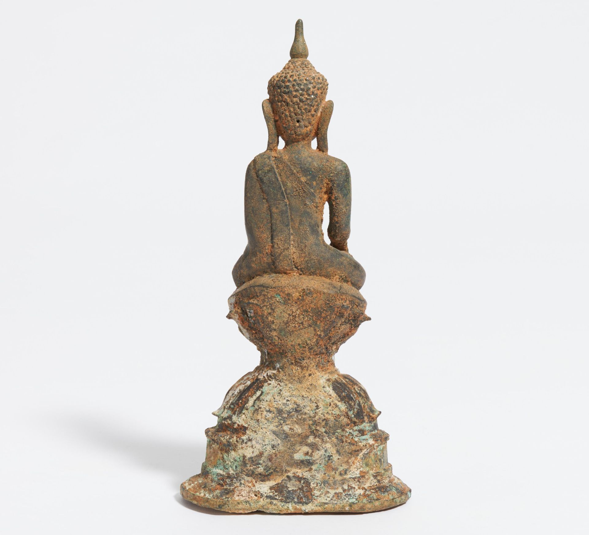 BUDDHA MARAVIJAYA ON HIGH LOTUS BASE. Origin: Burma/Myanmar. Date: 17th c. Technique: Bronze with - Bild 3 aus 4