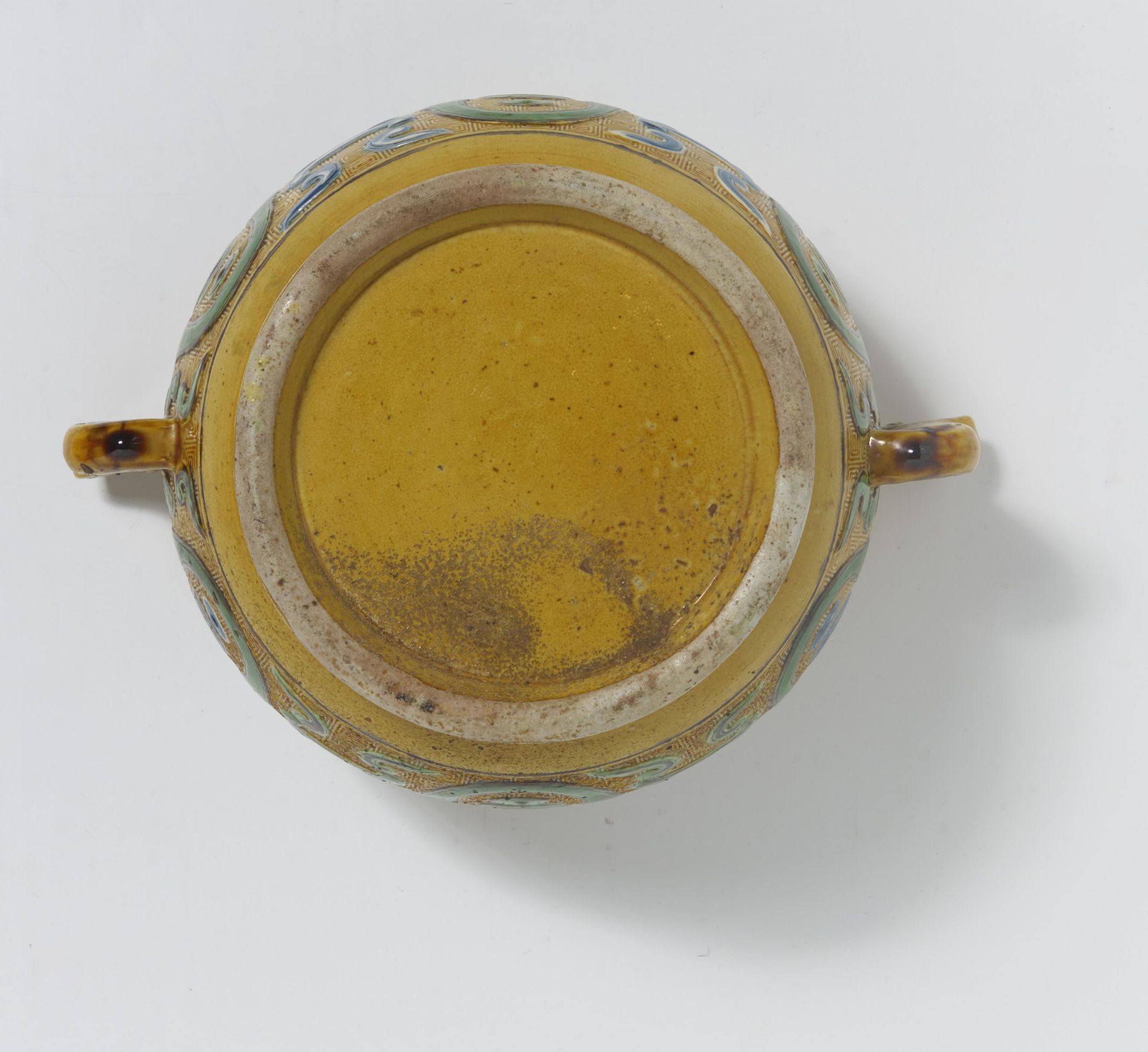LIDDED JAR IN THE SHAPE OF A RITUAL BRONZE 'DUI'. Origin: China. Dynasty: Late Qing dynasty. Date: - Bild 2 aus 6