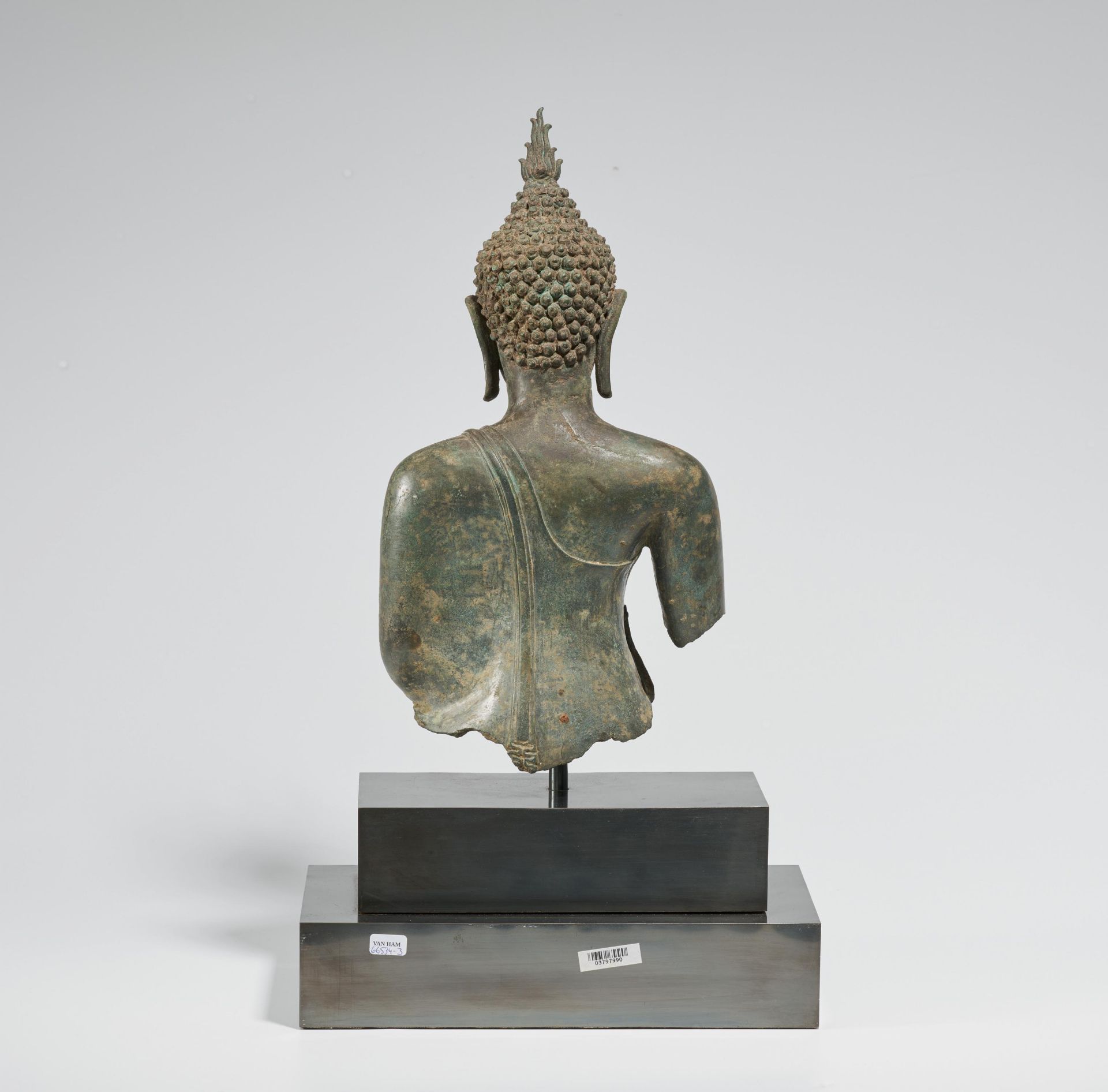 IMPORTANT TORSO OF A BUDDHA. Origin: Thailand. Dynasty: Sukhothai period (1238-1438). Technique: - Bild 2 aus 3