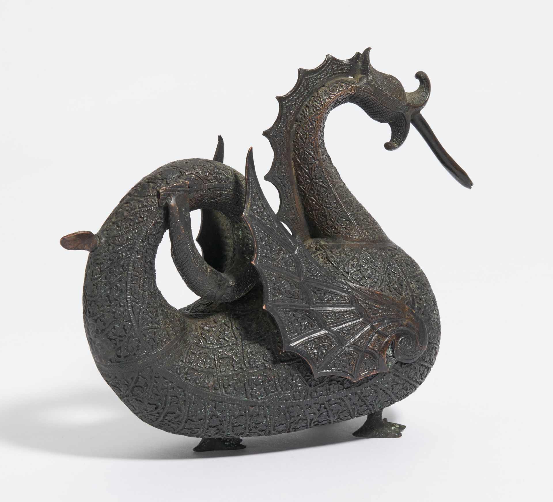 AQUAMANILE IN DRAGON SHAPE WITH WINGS AND ON THREE FEET. Origin: Mughal India. Date: 19th-beg. - Bild 3 aus 4