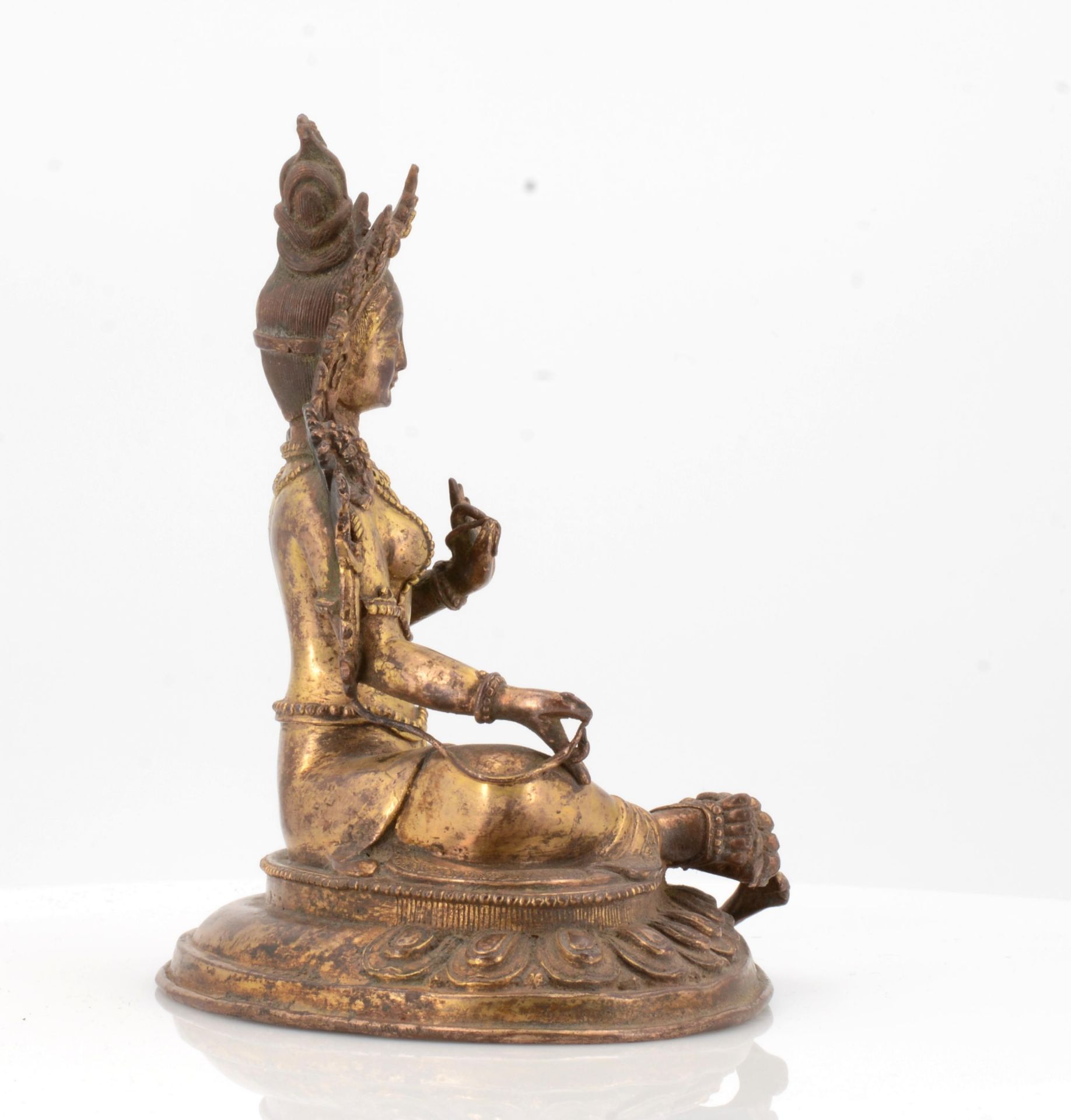 ELEGANT FIGURE OF THE GREEN TARA. Origin: Tibet. Date: 18th/19th c. Technique: Copper bronze, finely - Bild 4 aus 5