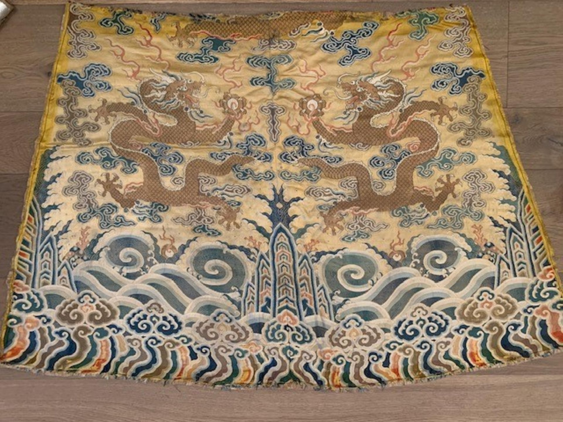 RARE FRAGMENT OF AN IMPERIAL YELLOW DRAGON ROBE. Origin: China. Dynasty: Qing dynasty. Date: 18th c. - Bild 2 aus 4