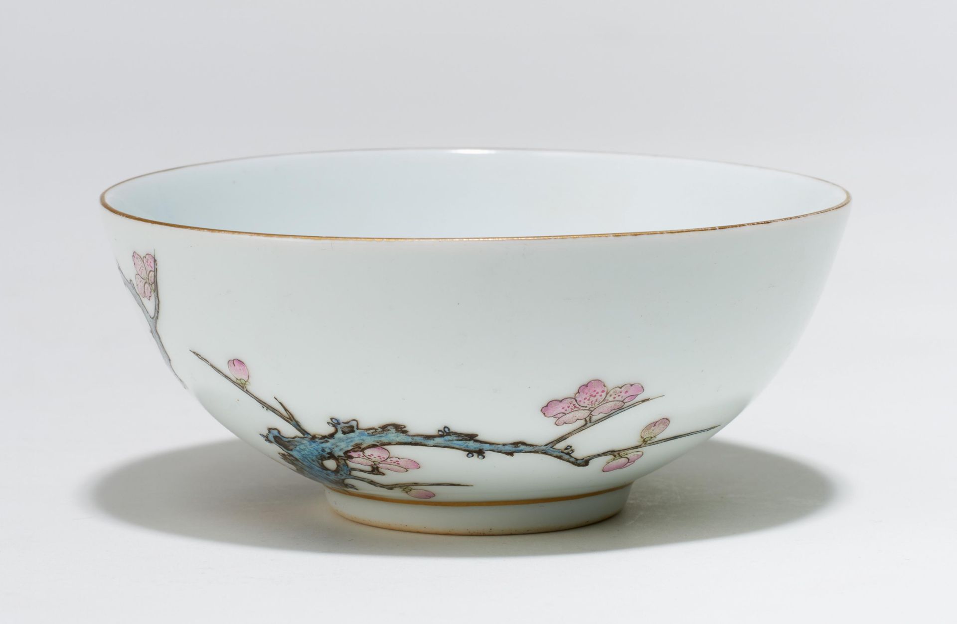 SMALL BOWL WITH FLOWERING PLUM TREES. Origin: China. Technique: Porcelain finely painted in - Bild 4 aus 7