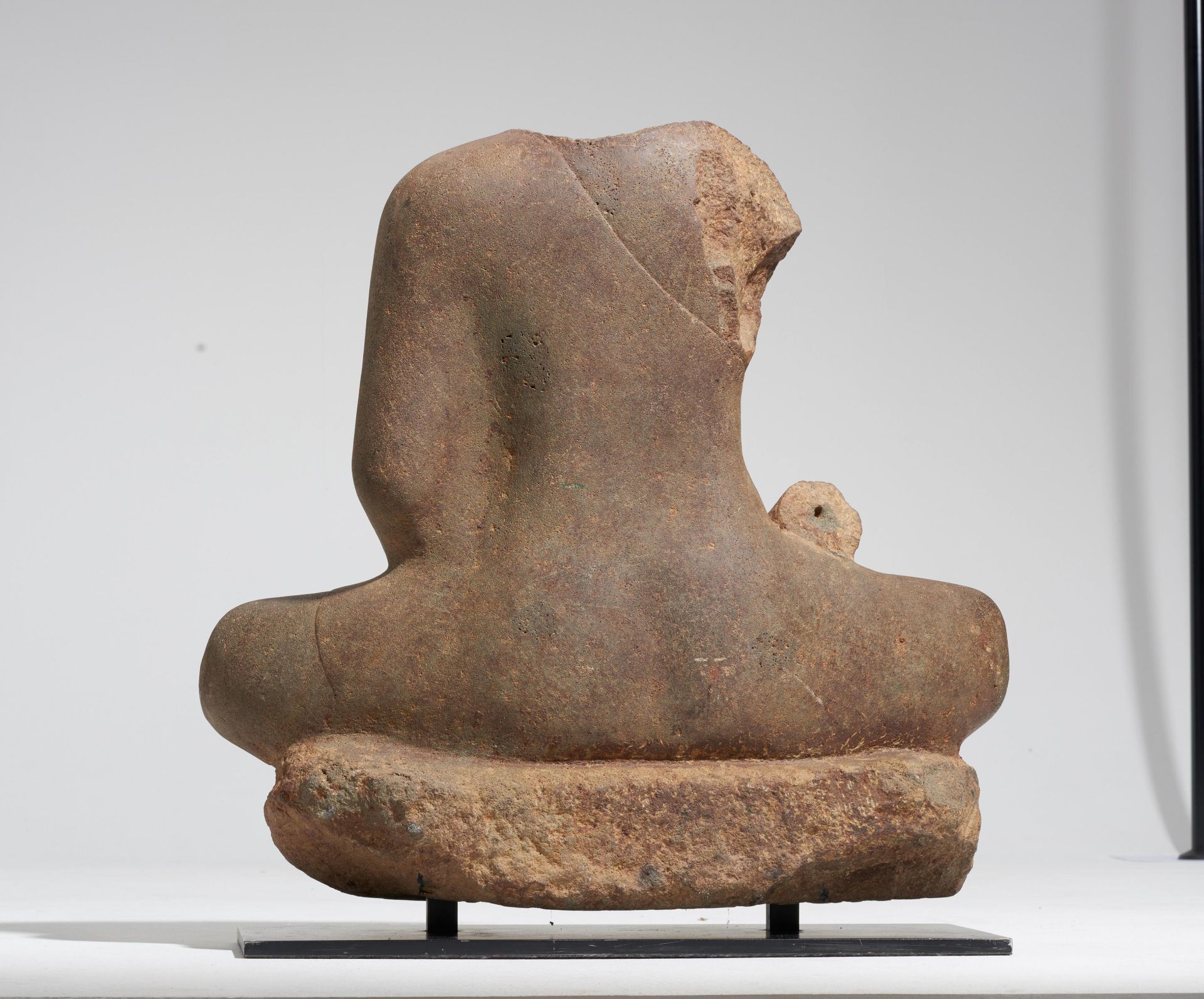 IMPORTANT BUDDHA IN MEDITATION. Origin: Khmer. Dynasty: Pre-Angkor period (100-900). Date: Late - Bild 2 aus 2