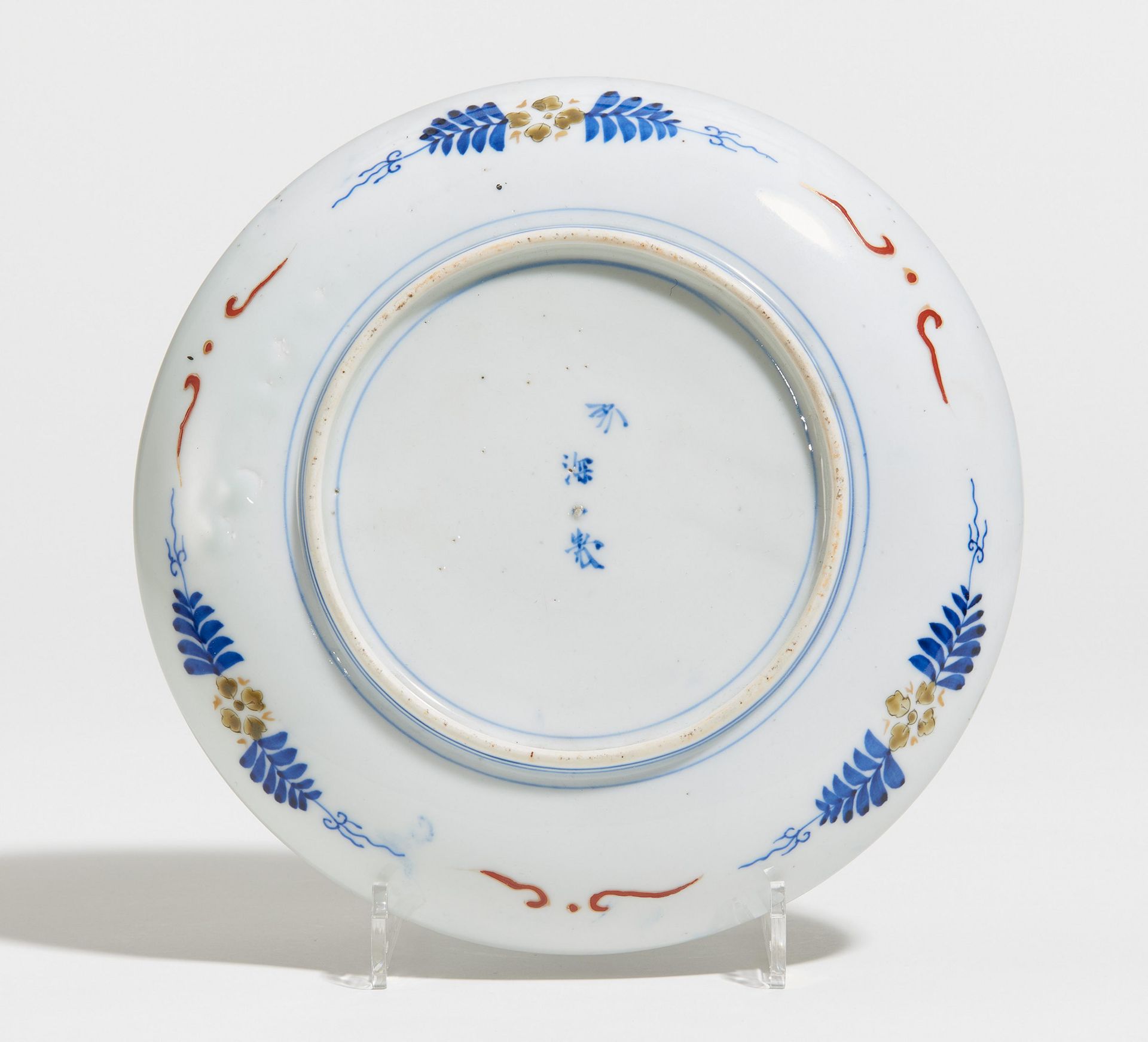 DISH WITH SONGBIRD AND FLOWERS. Origin: Japan. Date: 19th-20th c. Technique: Kakiemon porcelain - Bild 2 aus 2