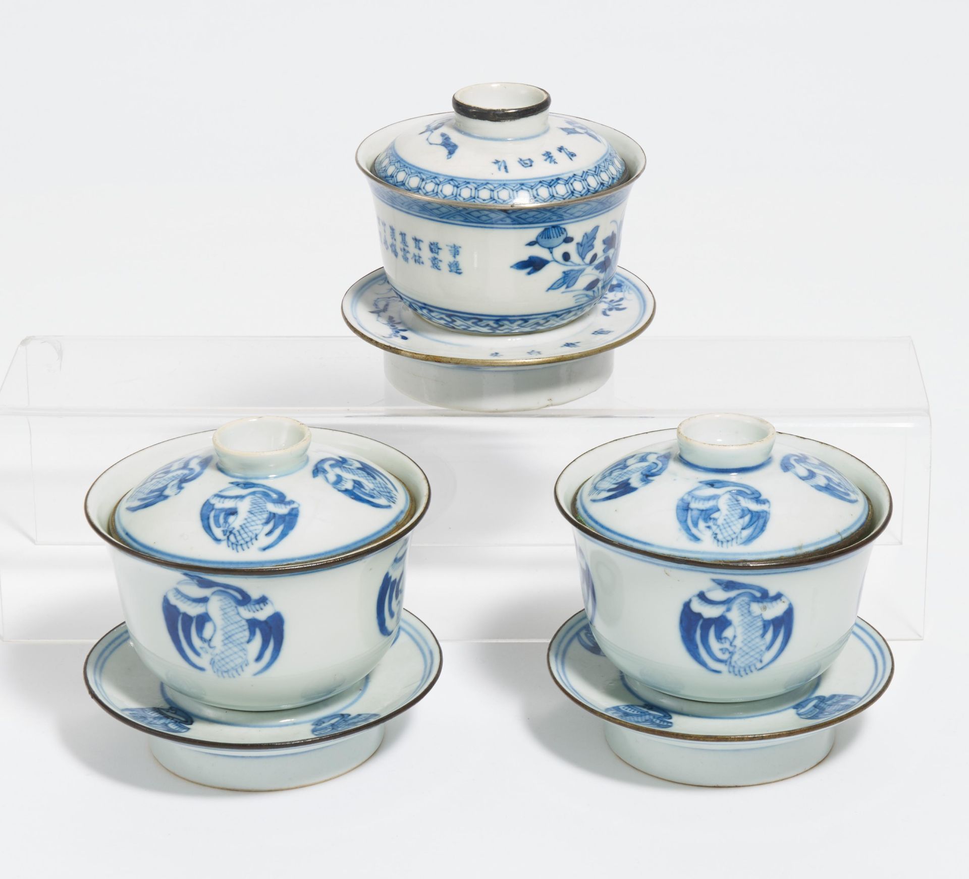 SINGLE AND A PAIR OF TEA BOWLS WITH LID AND SAUCER. Origin: China for Vietnam. Date: 19th c. - Bild 2 aus 2