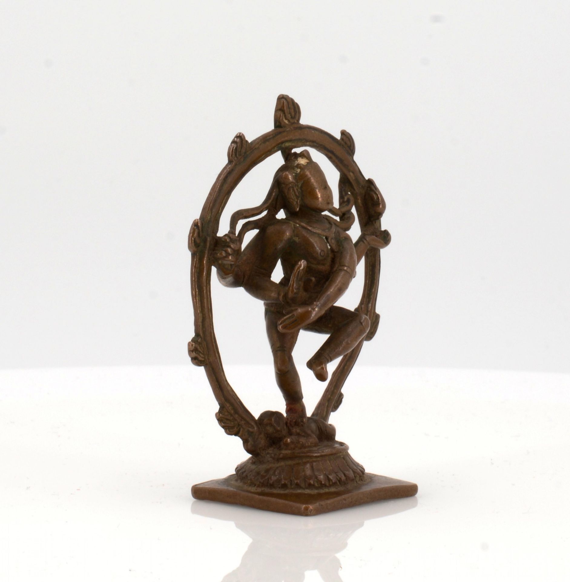 RARE AND EARLY SHIVA NATARAJA. Origin: South India. Dynasty: Chola-Dynastie (ca. 300 v.Chr.-1279). - Bild 10 aus 10