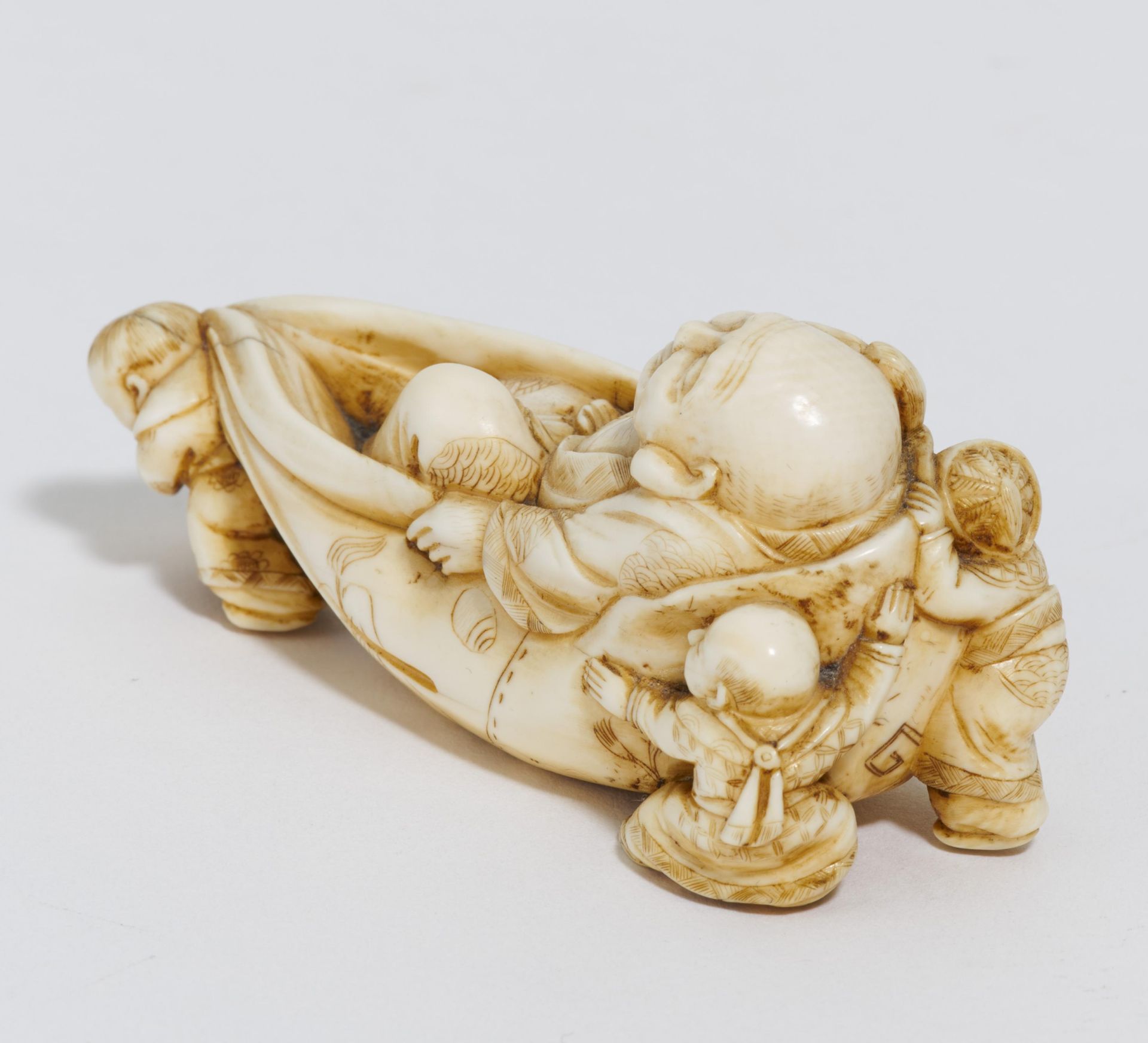 LARGE NETSUKE OF HOTEI WITH KARAKO. Origin: Japan. Date: 19th c. Technique: Ivory finely carved - Bild 2 aus 4