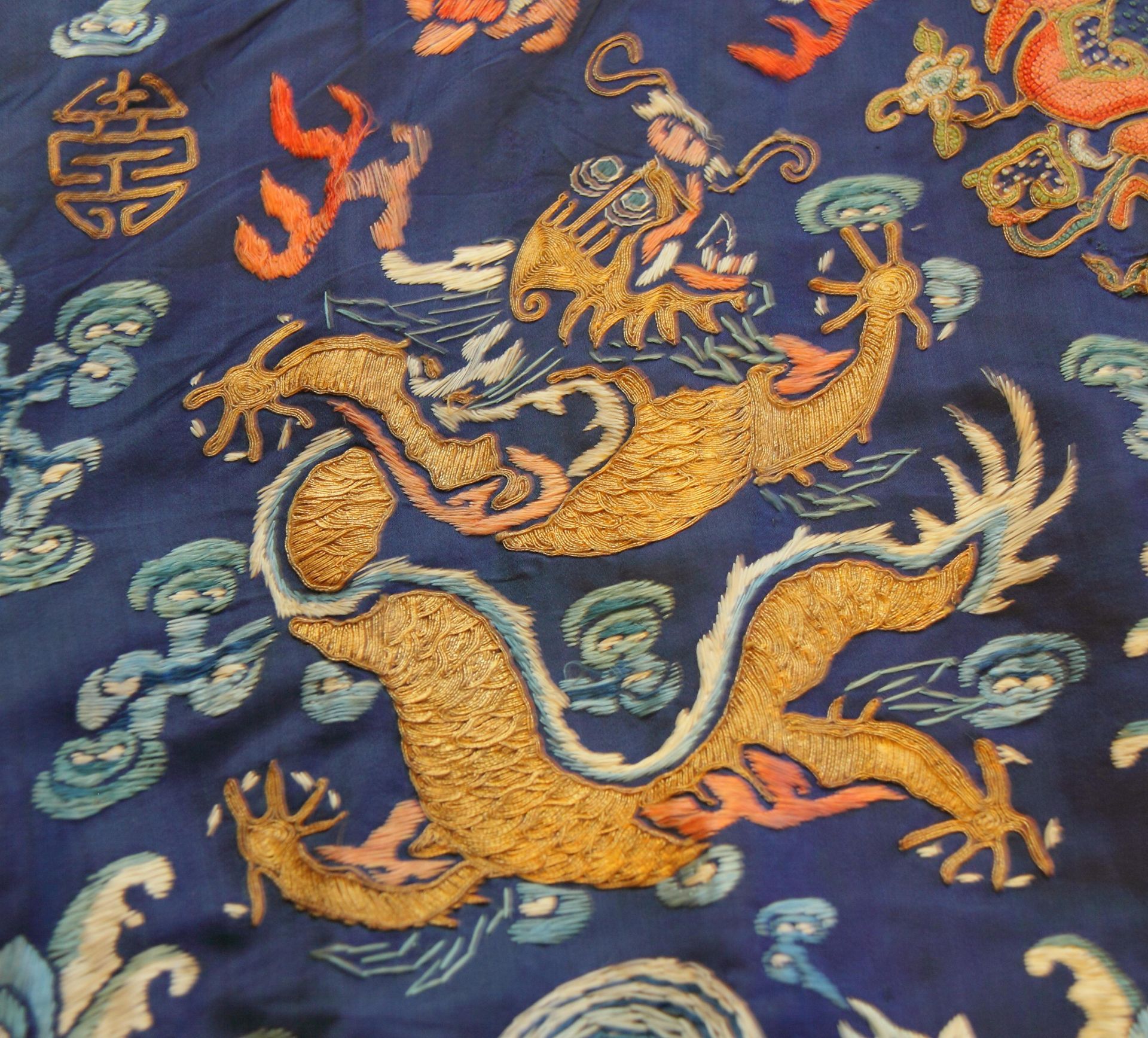 BLUE-GROUND DRAGON ROBE FOR THE CHINESE OPERA. Origin: China. Dynasty: Qing dynasty. Date: Ca. 1900. - Bild 8 aus 9