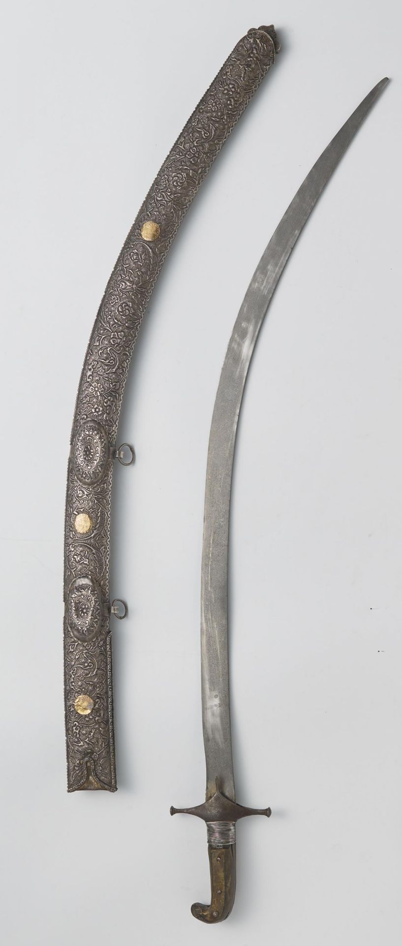 IMPORTANT CEREMONIAL SWORD IN ELEGANT SHAMSHIR SHAPE. Origin: Arabia. Date: 18th c. Technique: - Bild 2 aus 3