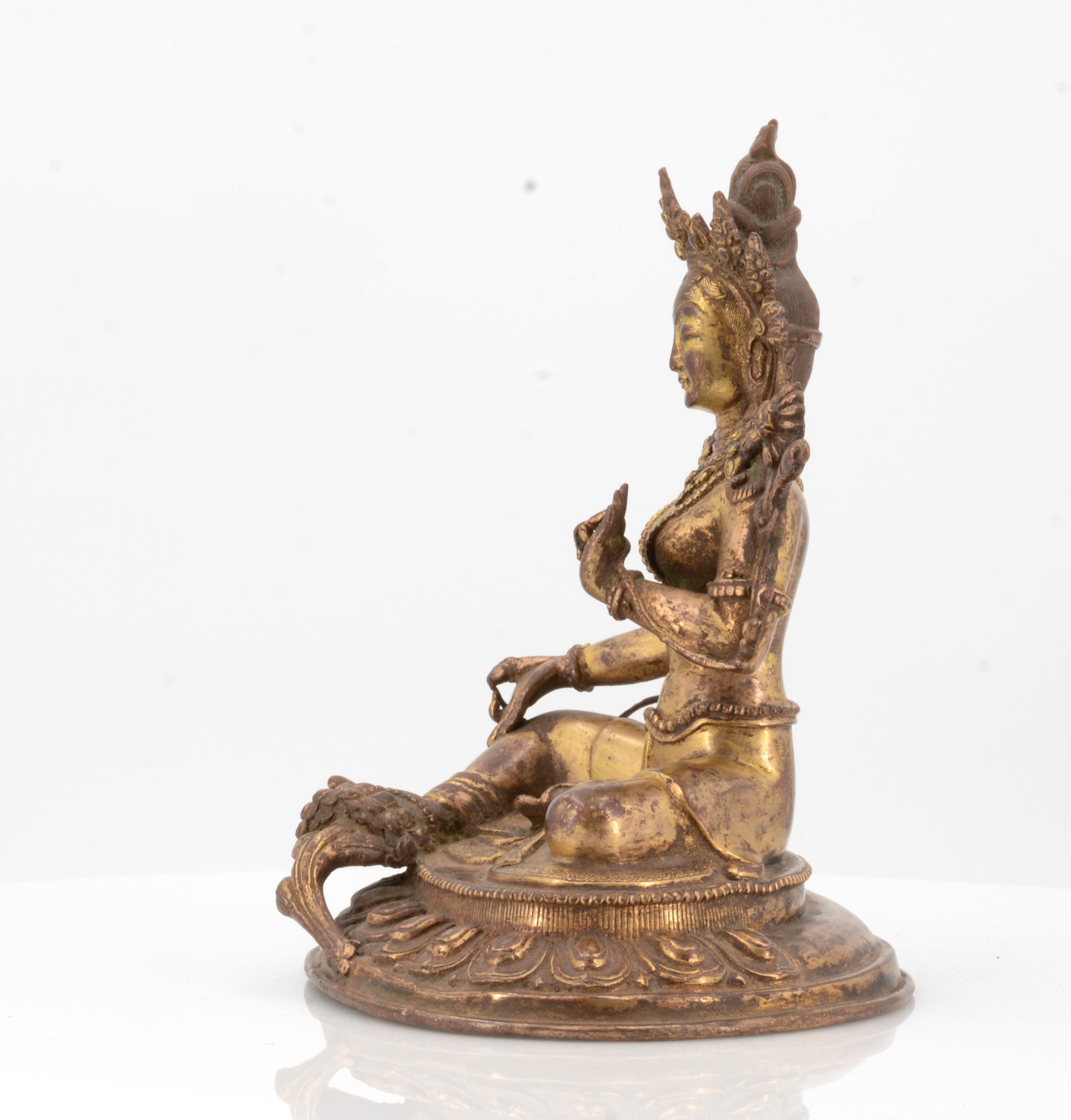 ELEGANT FIGURE OF THE GREEN TARA. Origin: Tibet. Date: 18th/19th c. Technique: Copper bronze, finely - Image 2 of 5