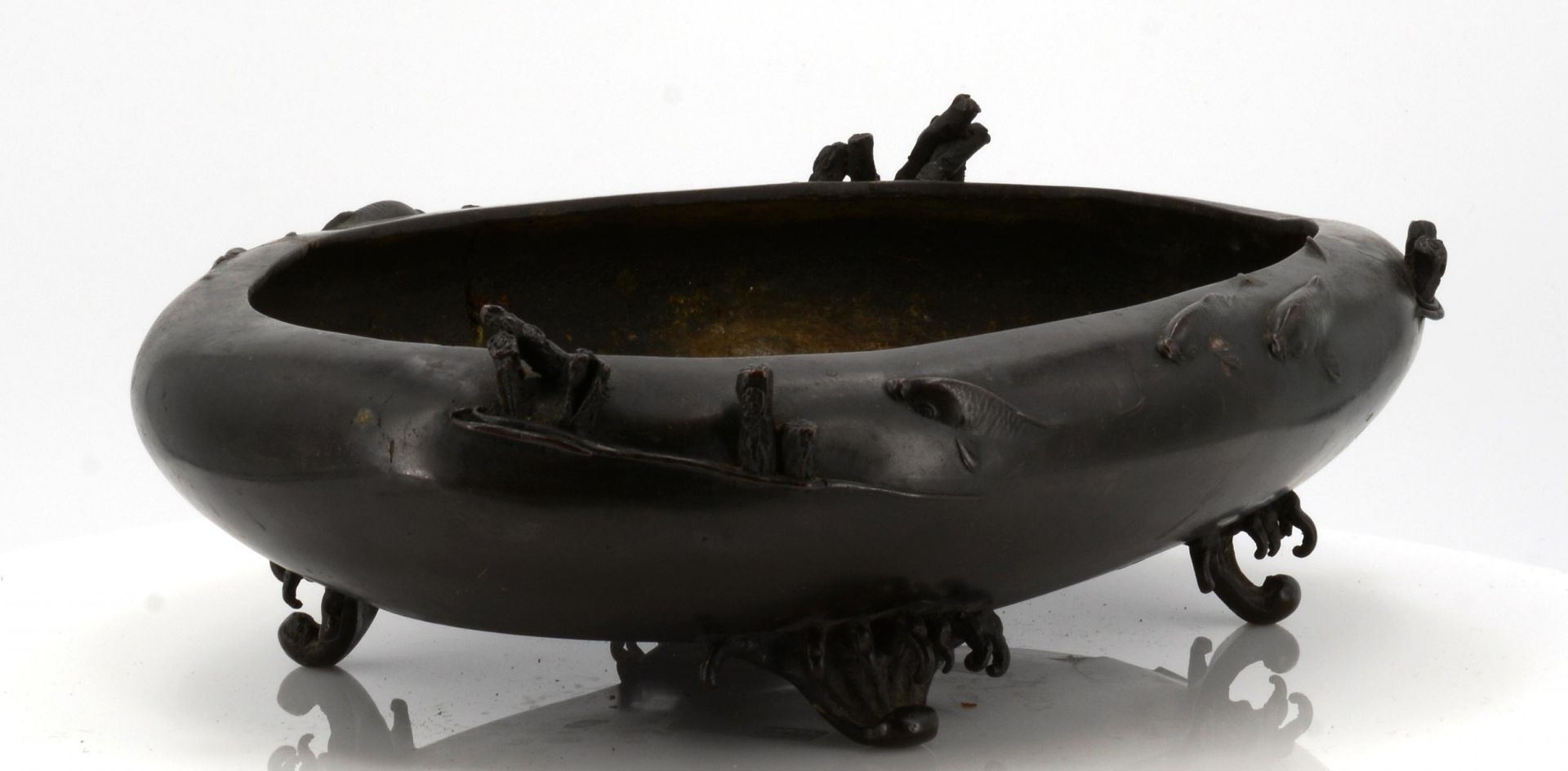 OVAL BOWL WITH CARP AND WAVES. Origin: Japan. Dynasty: Meiji period (1868-1912). Technique: Bronze - Bild 4 aus 9