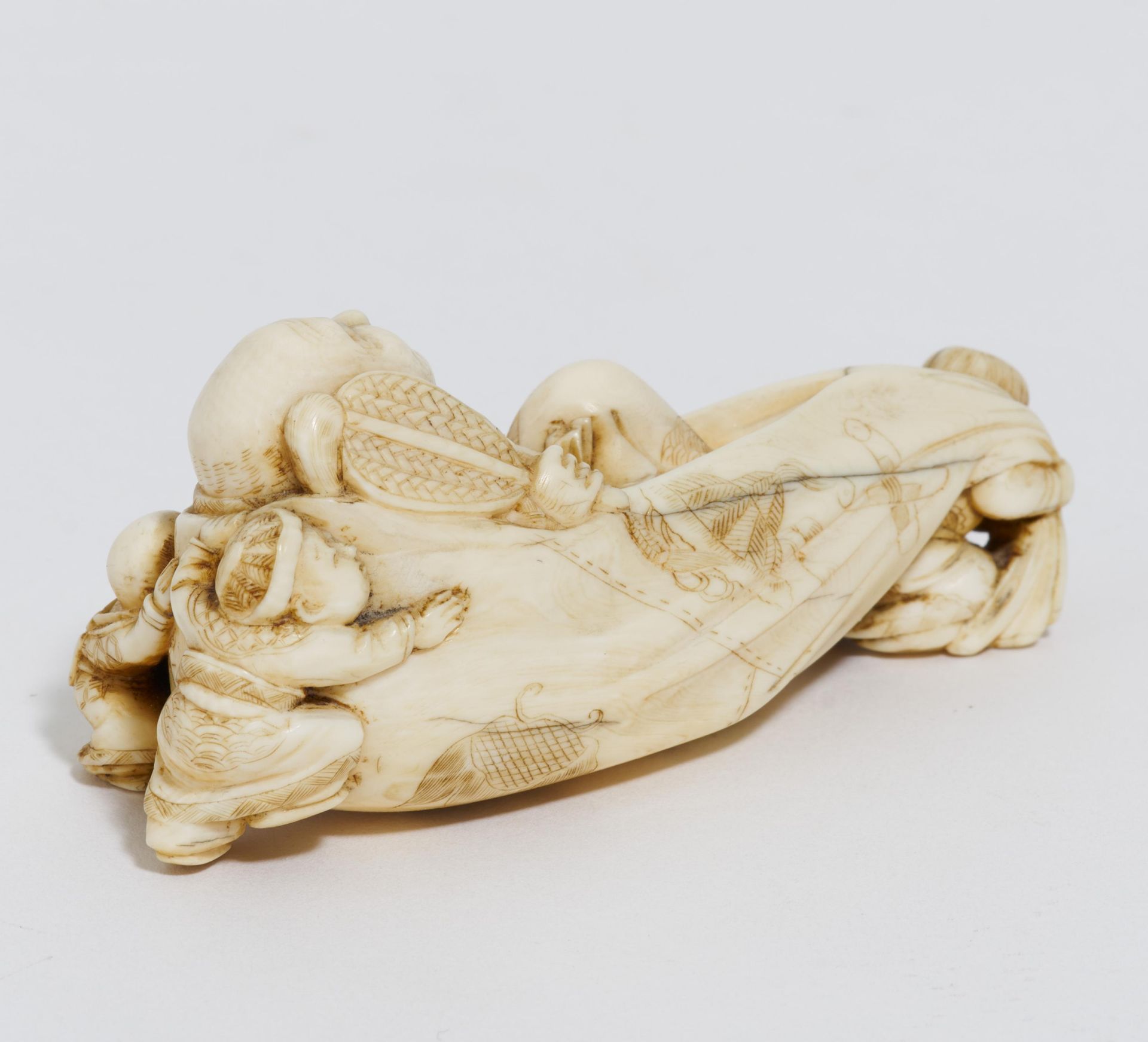 LARGE NETSUKE OF HOTEI WITH KARAKO. Origin: Japan. Date: 19th c. Technique: Ivory finely carved - Bild 3 aus 4