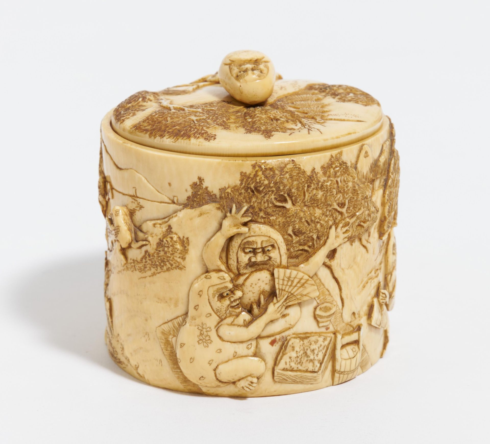 BOX WITH OKI ARGARI DARUMA DOLLS IN LANDSCAPE. Origin: Japan. Dynasty: Meiji period (1868-1912). - Bild 3 aus 6