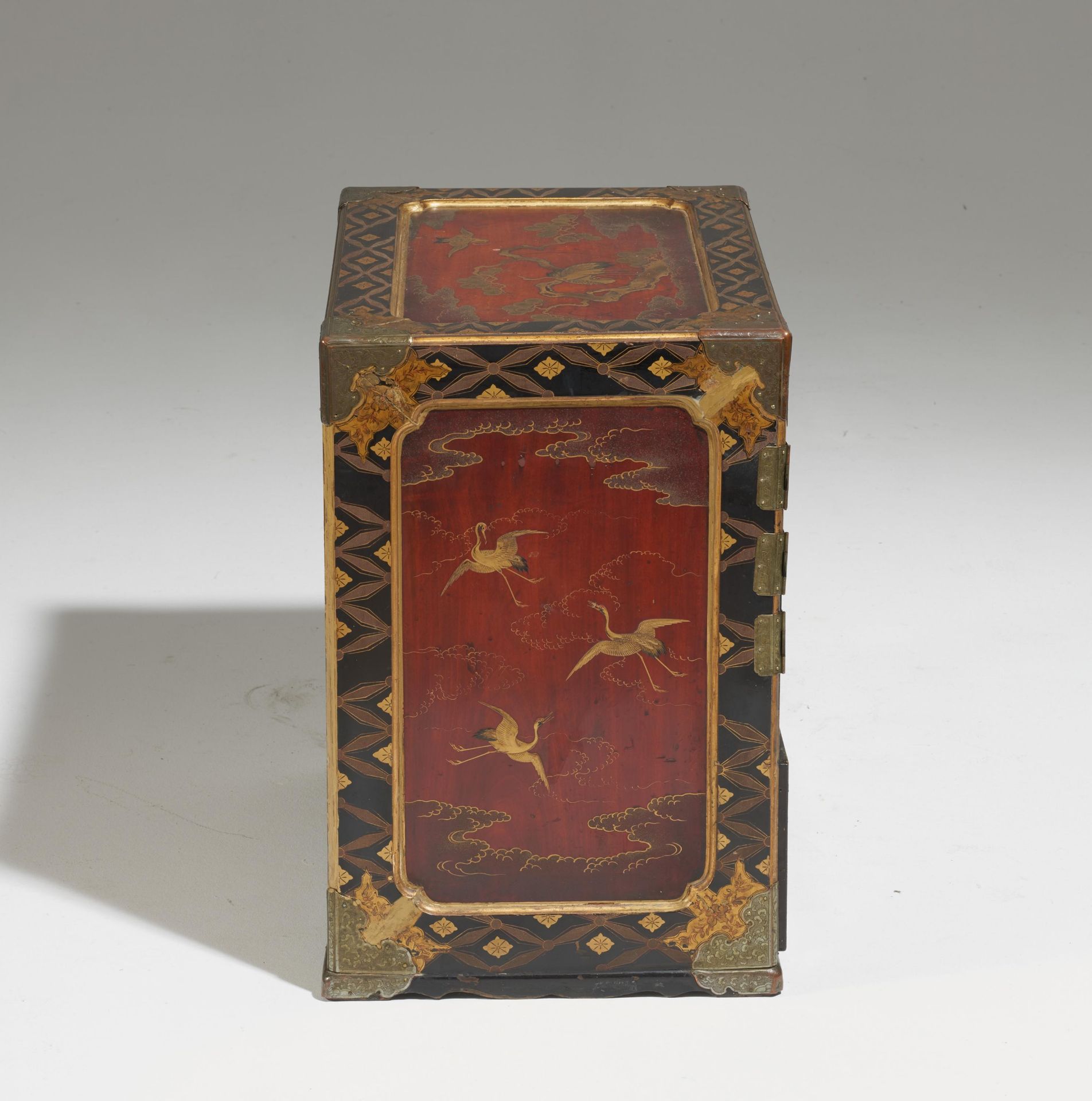 LACQUER CABINET WITH LANDSCAPE, INSIDE WITH HAWK. Origin: Japan. Dynasty: Edo/Meiji period. - Bild 5 aus 5