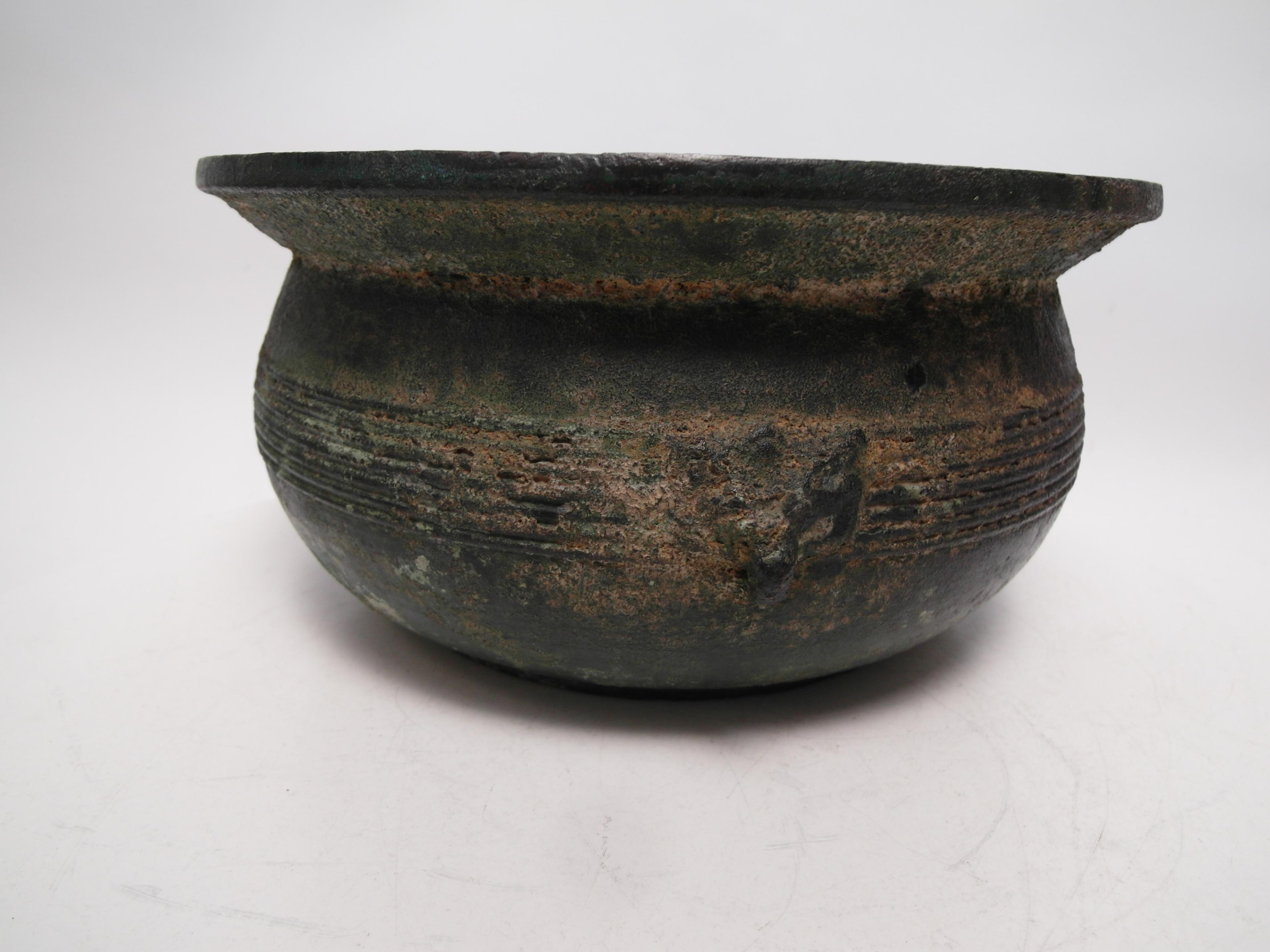 LARGE AND RARE BRONZE BASIN. Origin: China. Dynasty: Western Han dynasty (206 BC - 6 AD). Technique: - Image 4 of 22