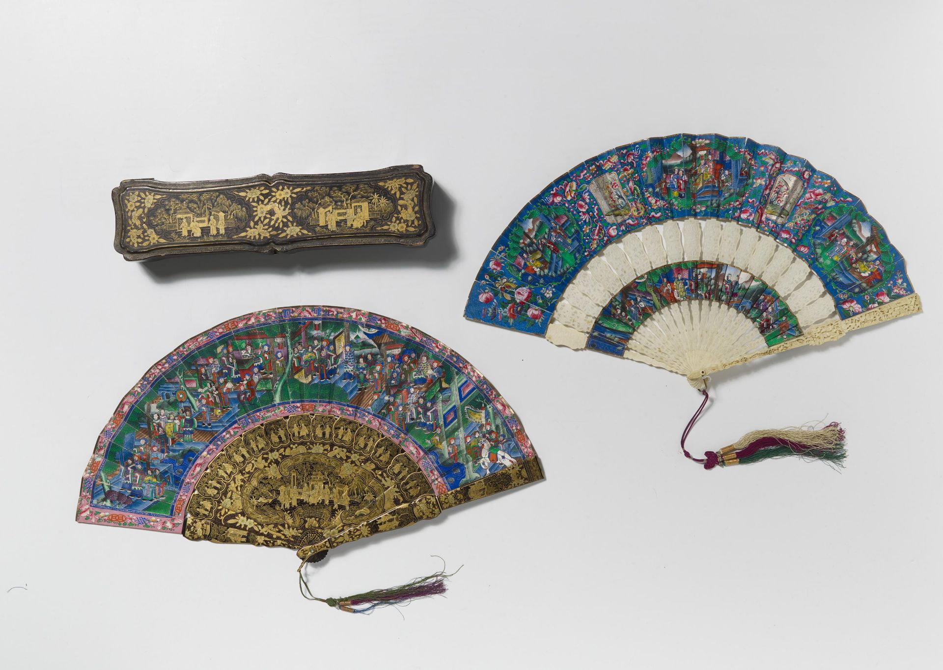 TWO FANS WITH GENRE SCENES, BIRDS AND FLOWERS. Origin: China. Dynasty: Qing dynasty. Date: Ca. 1870. - Bild 2 aus 12