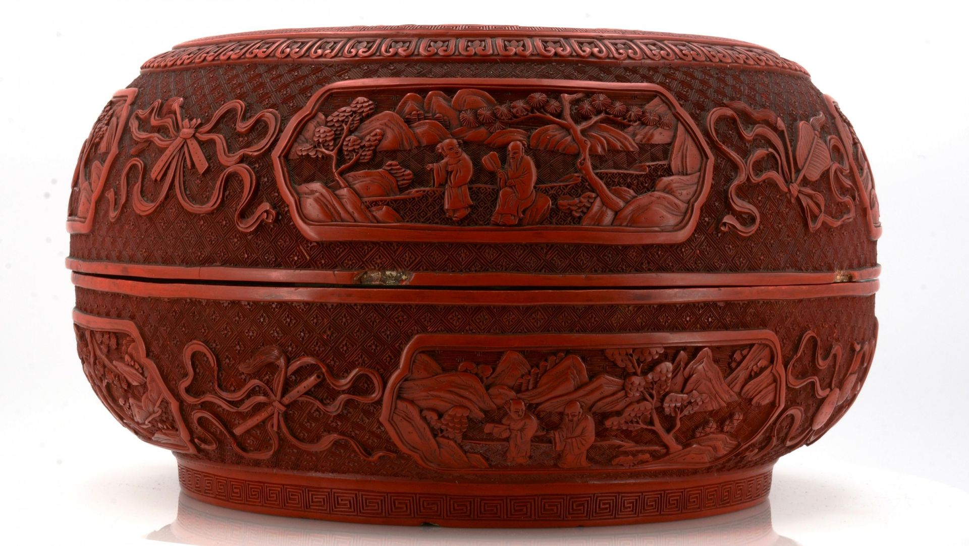 IMPORTANT BOX WITH RED CARVED LACQUER. Origin: China. Dynasty: Qing dynasty. Date: 18th c. - Bild 13 aus 17