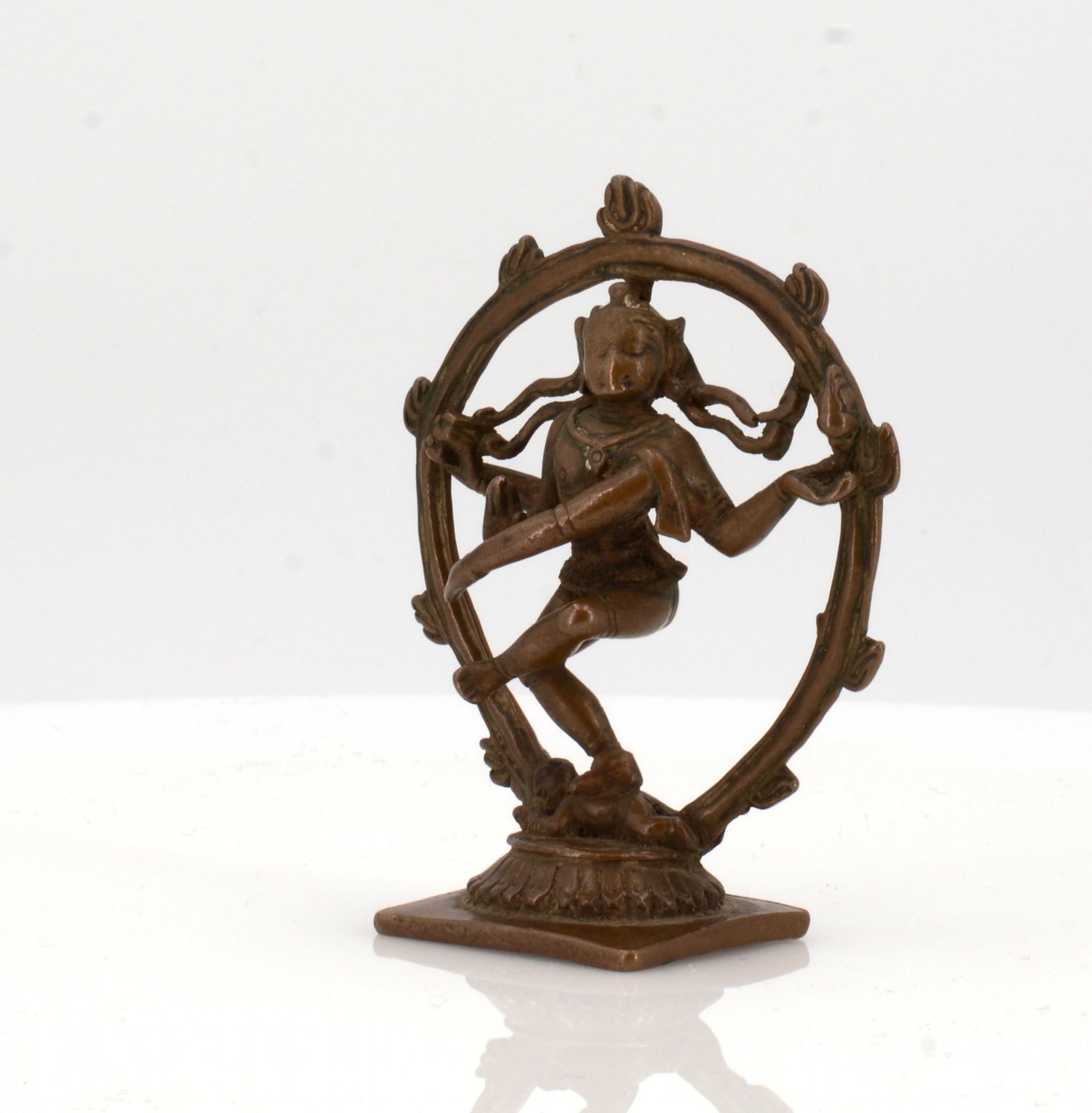 RARE AND EARLY SHIVA NATARAJA. Origin: South India. Dynasty: Chola-Dynastie (ca. 300 v.Chr.-1279). - Bild 4 aus 10