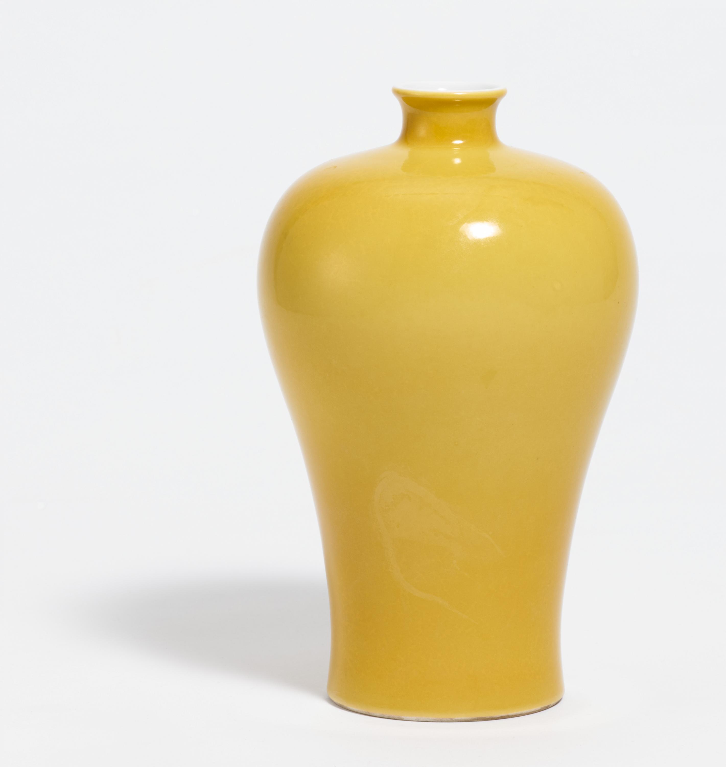 ELEGANT YELLOW GLAZED MEIPING VASE. Origin: China. Technique: Porcelain with monochrome yellow - Image 2 of 3