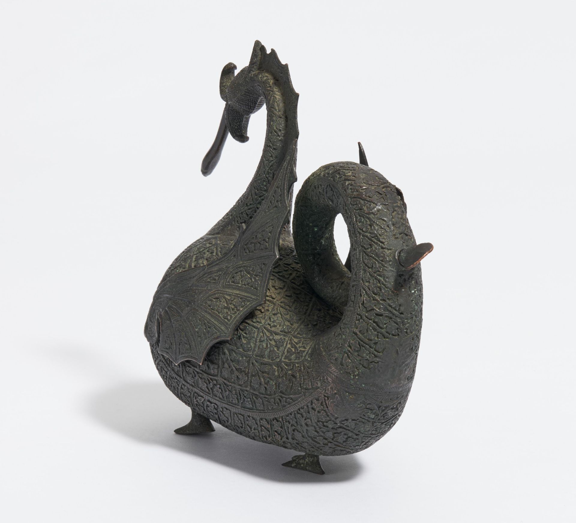 AQUAMANILE IN DRAGON SHAPE WITH WINGS AND ON THREE FEET. Origin: Mughal India. Date: 19th-beg. - Bild 2 aus 4