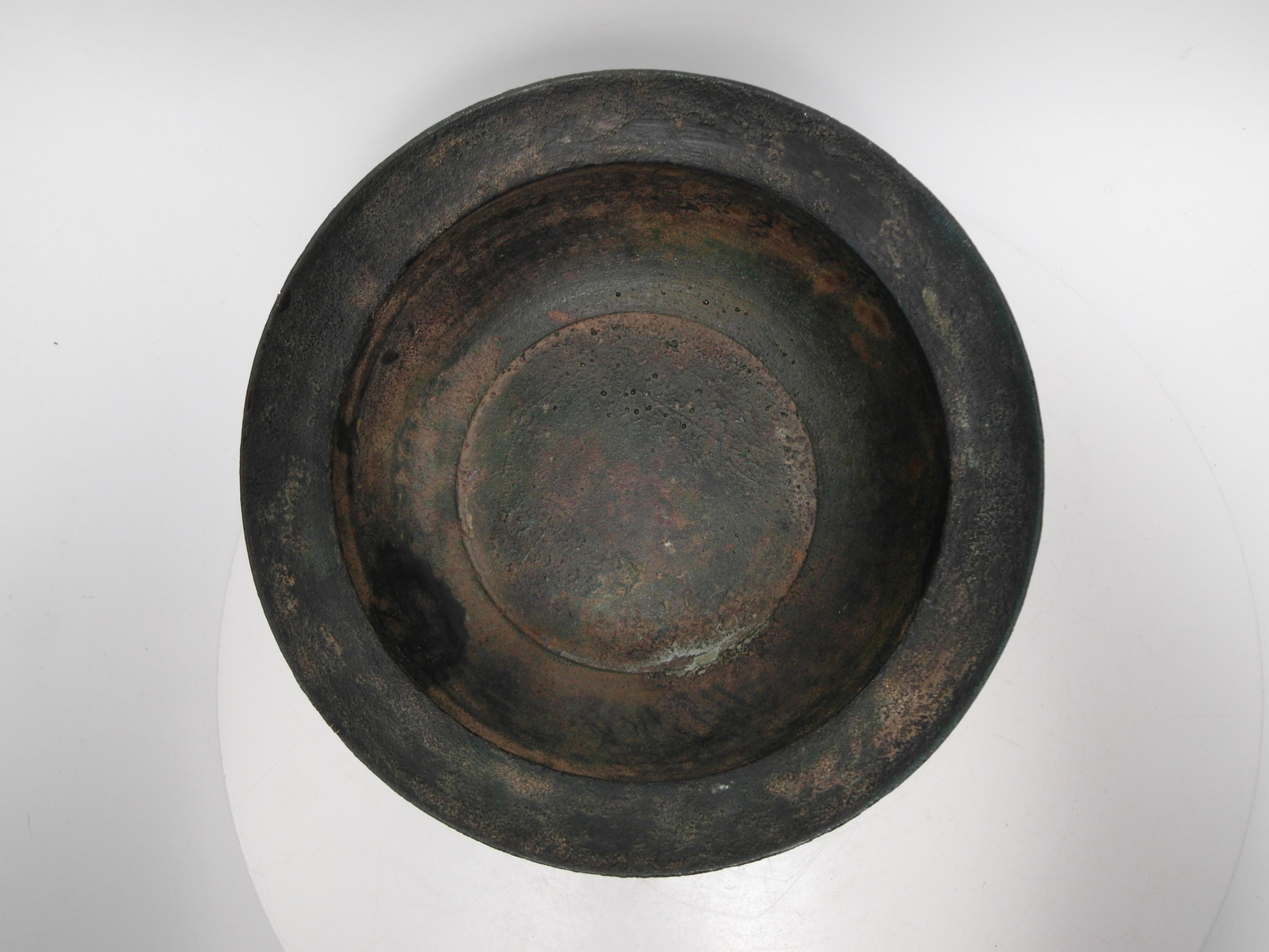 LARGE AND RARE BRONZE BASIN. Origin: China. Dynasty: Western Han dynasty (206 BC - 6 AD). Technique: - Image 9 of 22