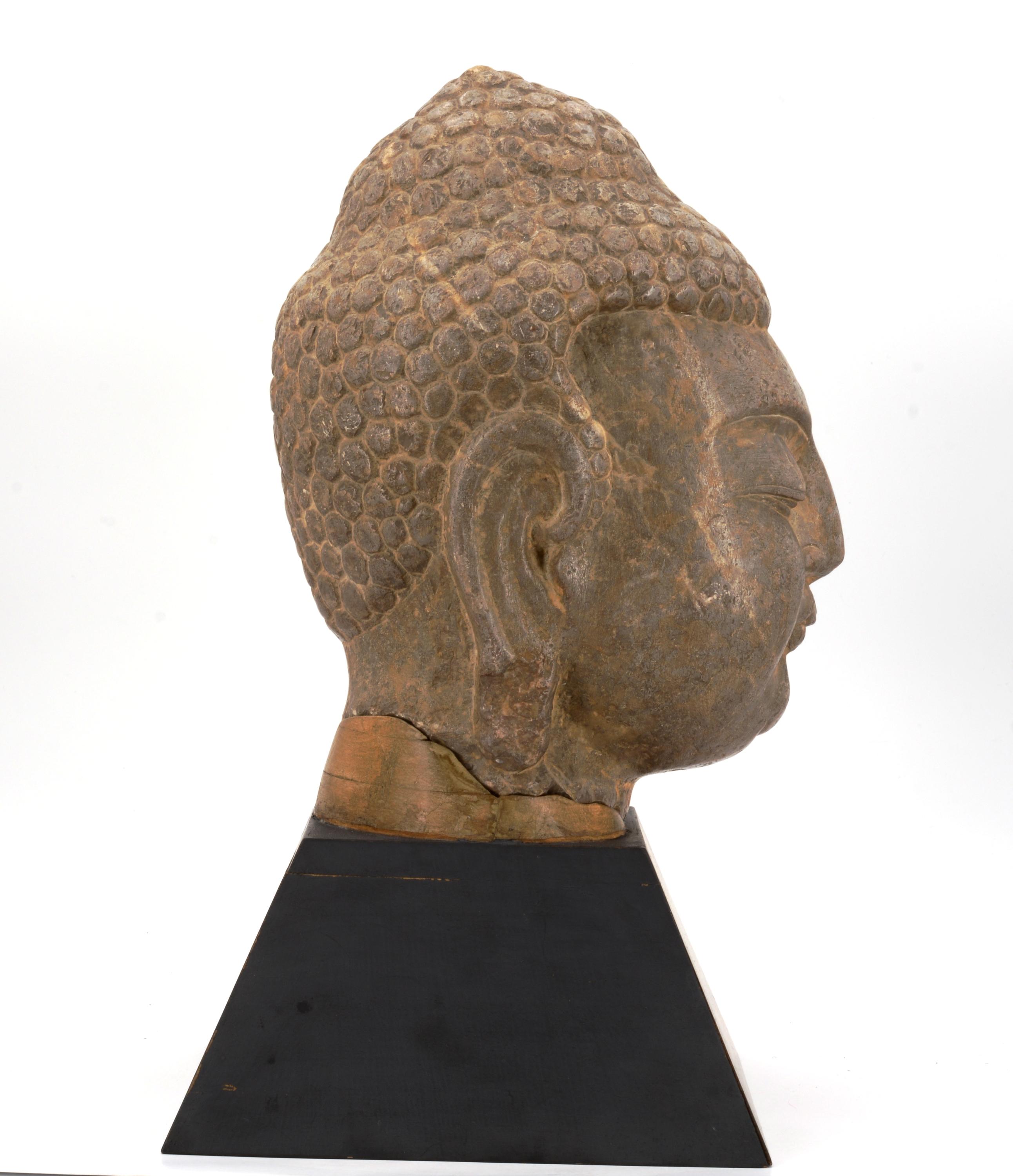 IMPORTANT LARGE HEAD OF A BUDDHA. Origin: China. Dynasty: Northern Qi/early Sui dynasty. Date: 6th - Image 4 of 6