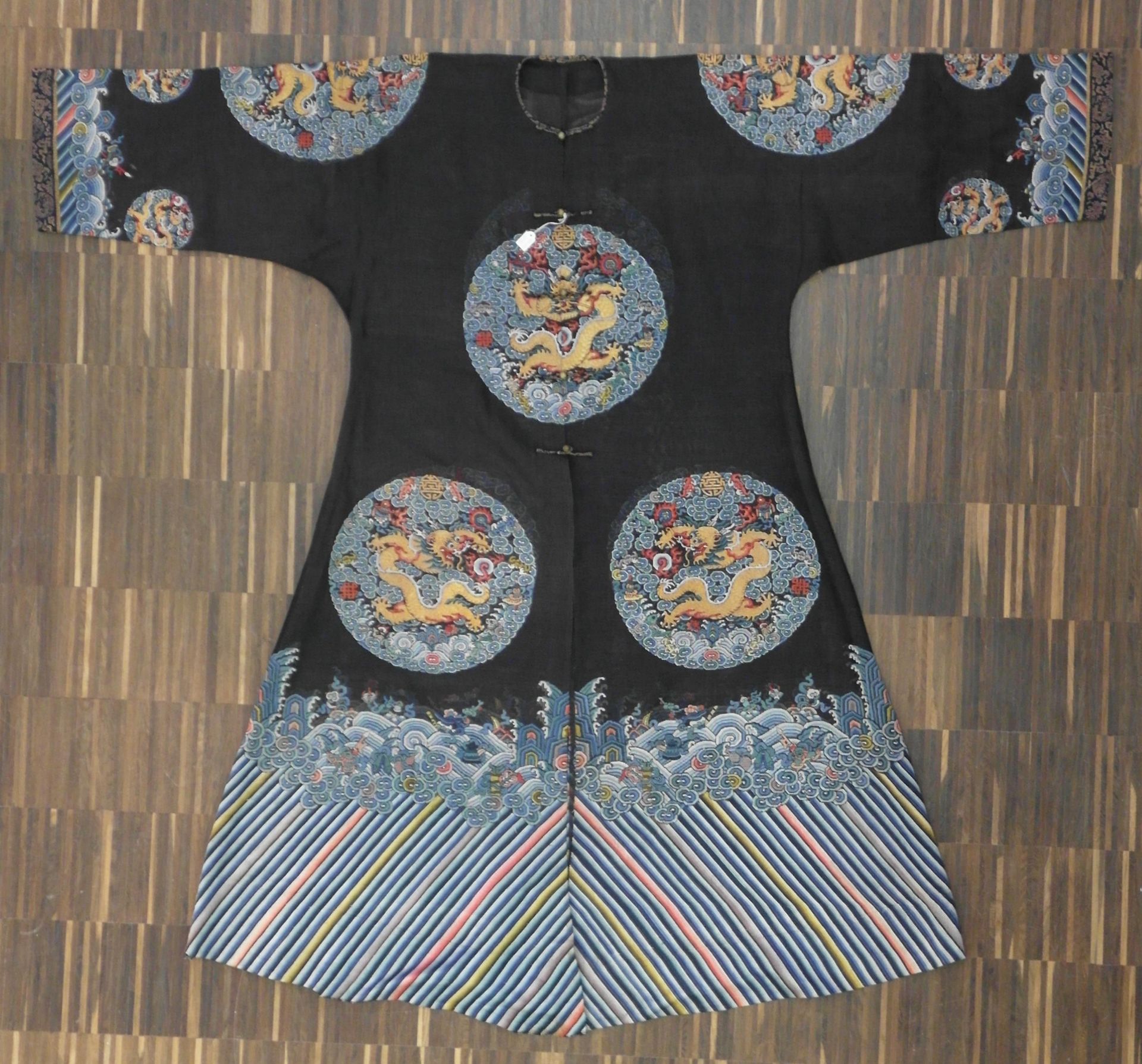 RARE IMPERIAL OFFICIAL LONGGUA OVER GARMENT WITH DRAGON MEDALLIONS FOR A LADY. Origin: China. - Bild 2 aus 11