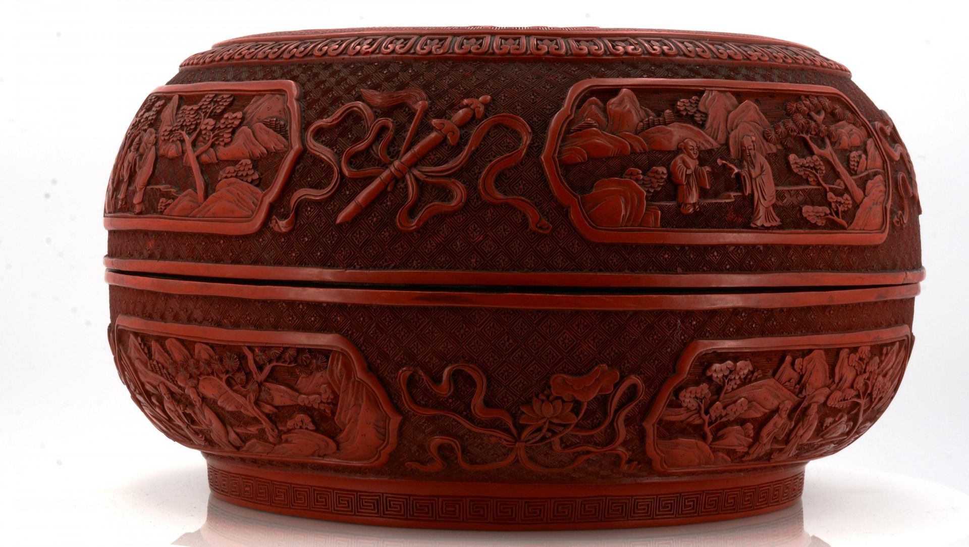 IMPORTANT BOX WITH RED CARVED LACQUER. Origin: China. Dynasty: Qing dynasty. Date: 18th c. - Bild 6 aus 17