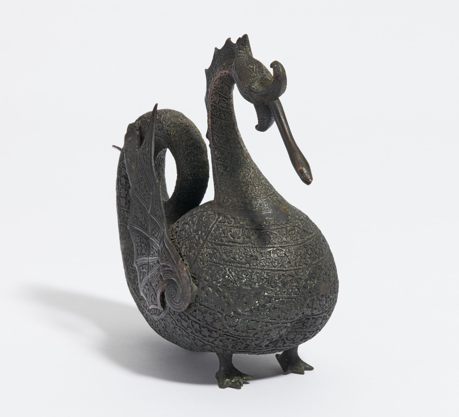 AQUAMANILE IN DRAGON SHAPE WITH WINGS AND ON THREE FEET. Origin: Mughal India. Date: 19th-beg. - Bild 4 aus 4