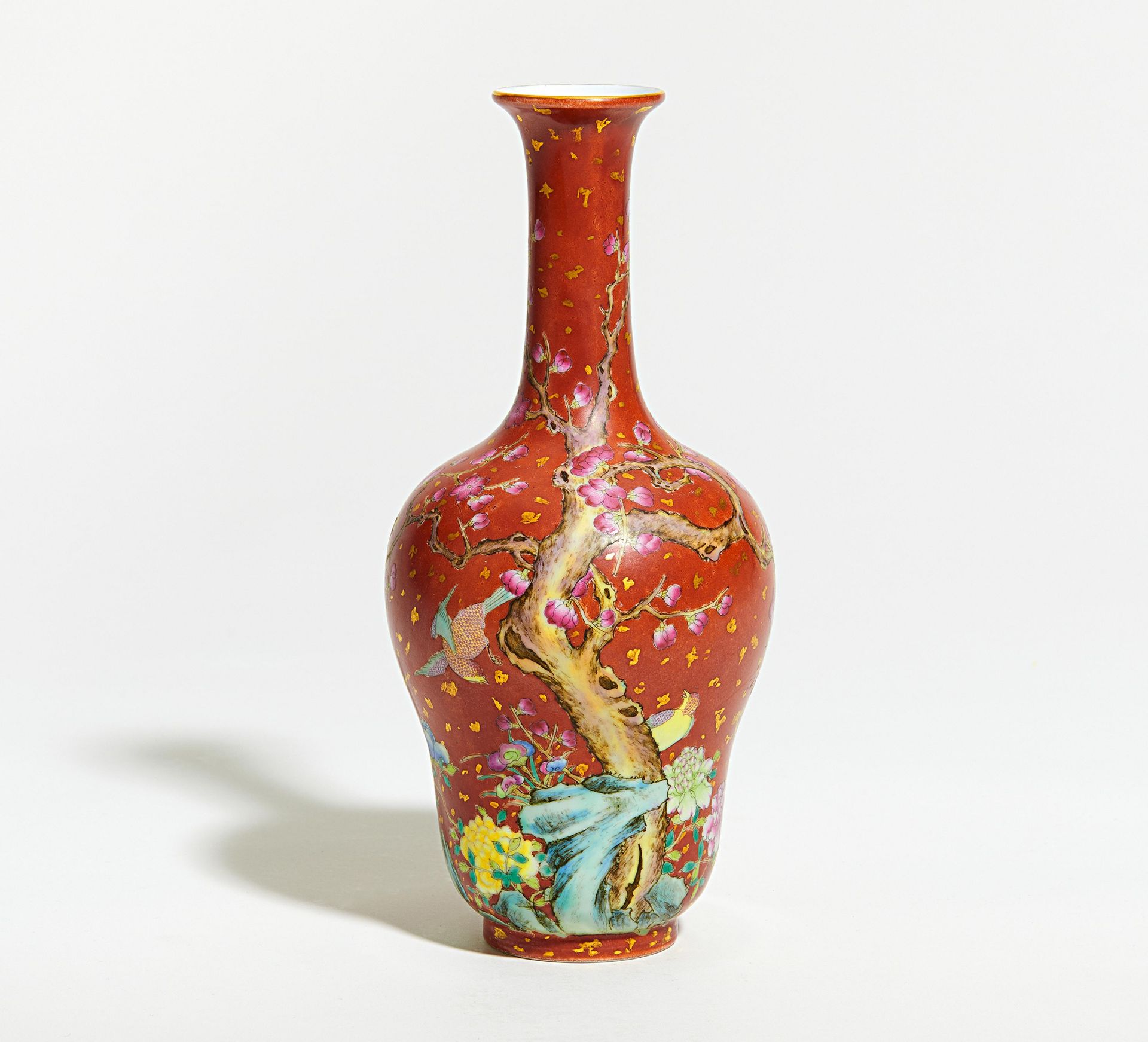 LONG-NECKED VASE WITH FLOWERING PLUM TREE AND SONGBIRDS. Origin: China. Technique: Porcelain painted