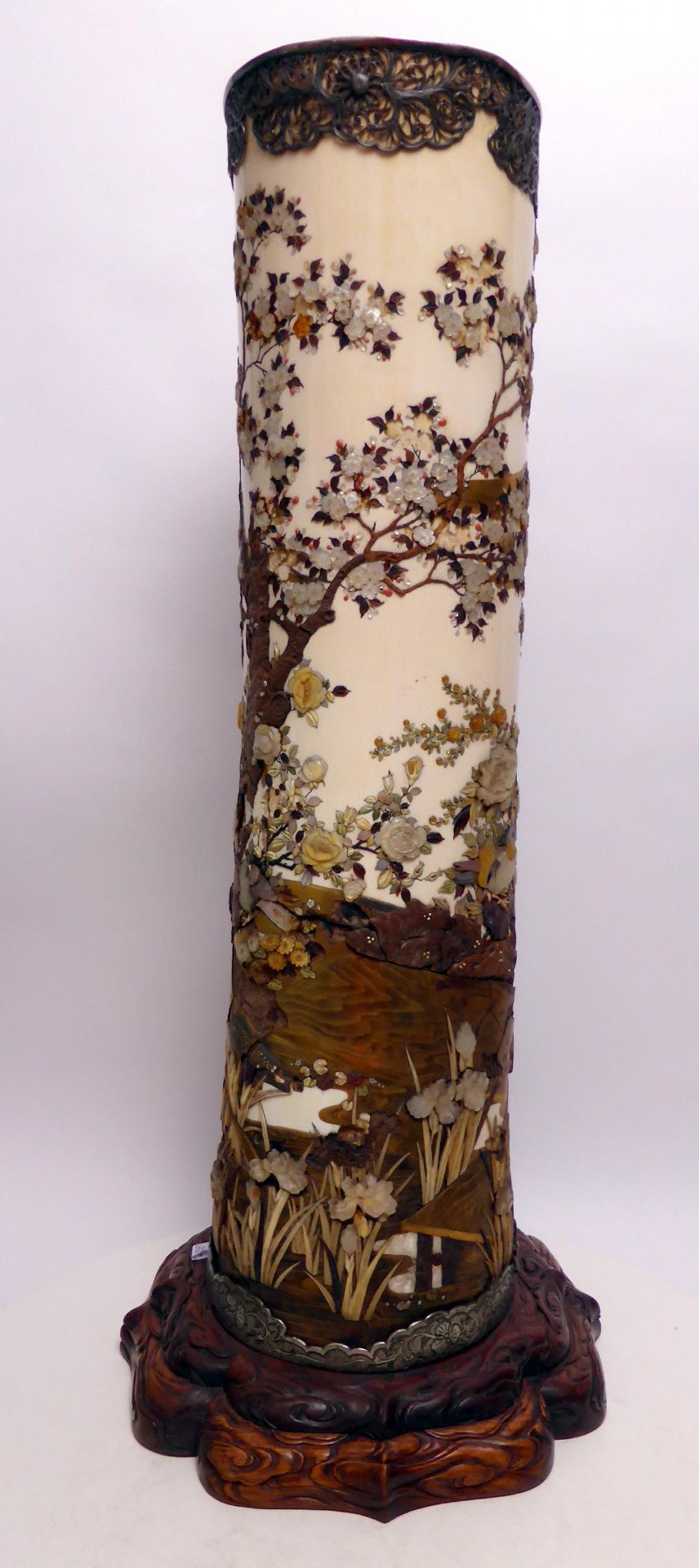 IMPORTANT AND LARGE IVORY TUSK DECORATED WITH SHIBAYAMA. Origin: Japan. Dynasty: Meiji period ( - Bild 15 aus 26