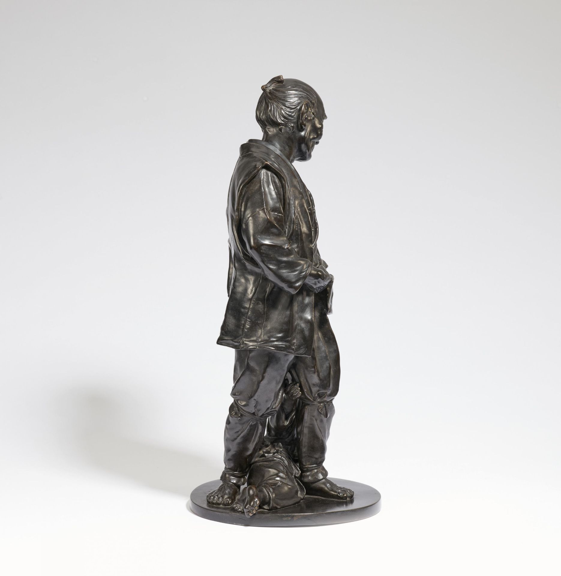 IMPORTANT AND LARGE BRONZE OF A GRANDFATHER AND HIS LITTLE GRANDSON. Origin: Japan. Dynasty: Meiji - Bild 3 aus 3