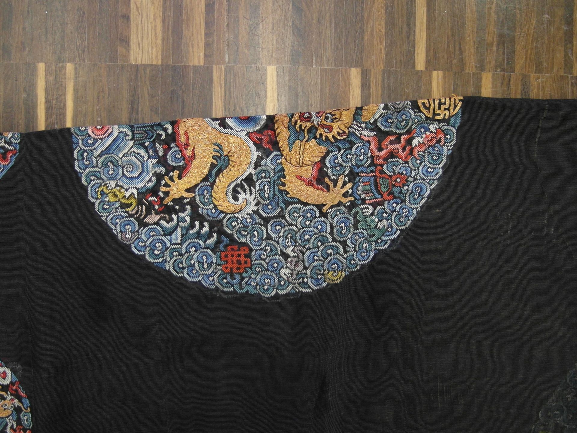 RARE IMPERIAL OFFICIAL LONGGUA OVER GARMENT WITH DRAGON MEDALLIONS FOR A LADY. Origin: China. - Bild 6 aus 11