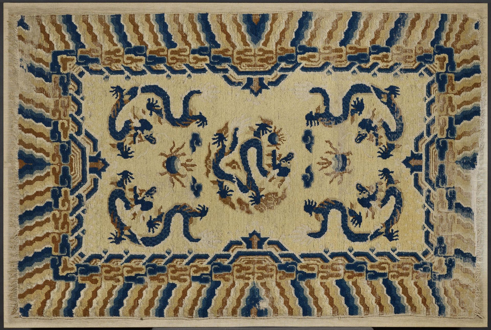 IMPORTANT, IMPERIAL YELLOW CARPET WITH FIVE BLUE DRAGONS. Origin: China. Ningxia. Dynasty: Qing - Bild 2 aus 3