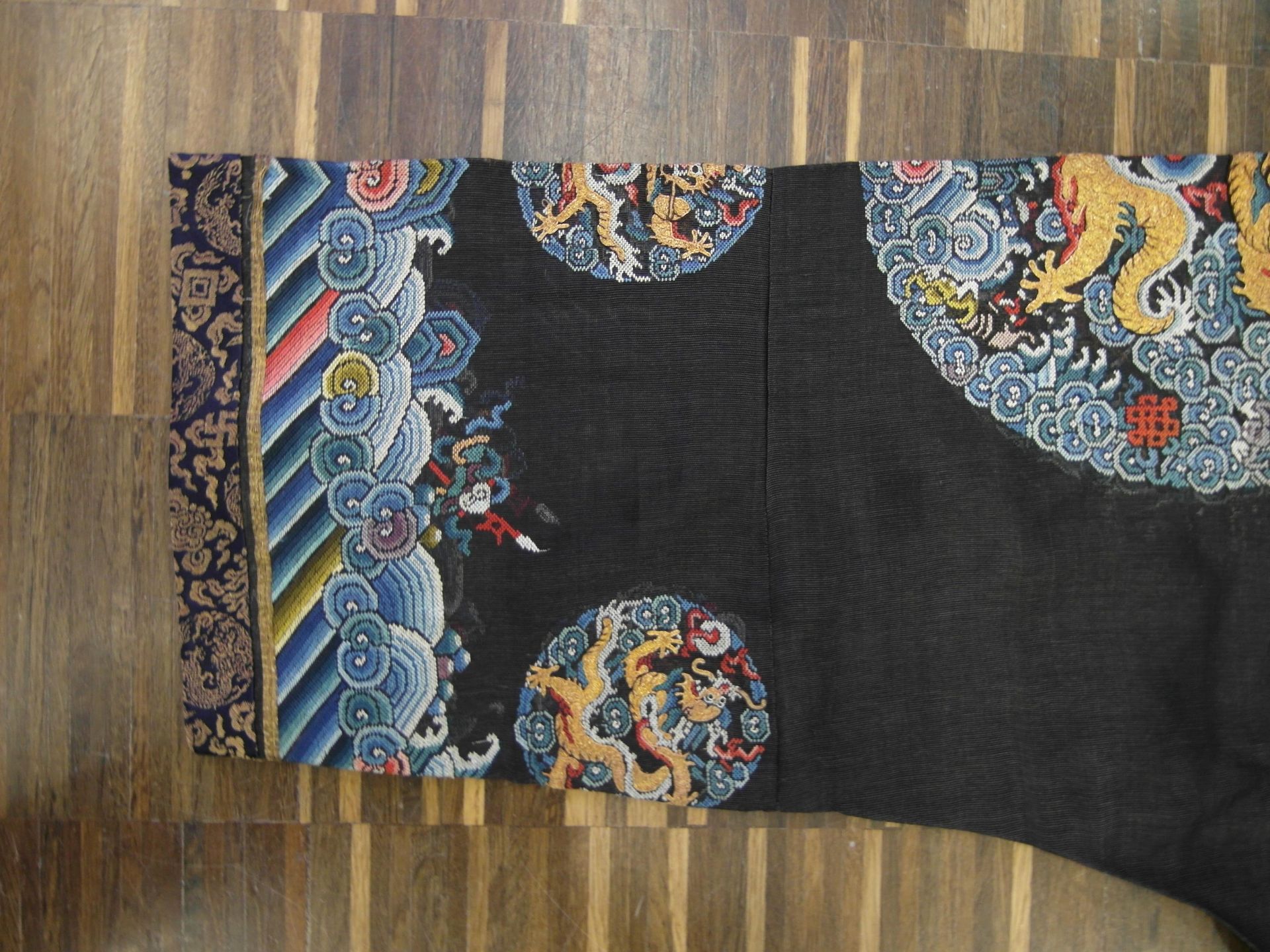 RARE IMPERIAL OFFICIAL LONGGUA OVER GARMENT WITH DRAGON MEDALLIONS FOR A LADY. Origin: China. - Bild 7 aus 11