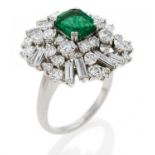 EMERALD-DIAMOND-RING. Origin: Presumably Germany. Date: 1960s. Material: 950/- Platinum, with