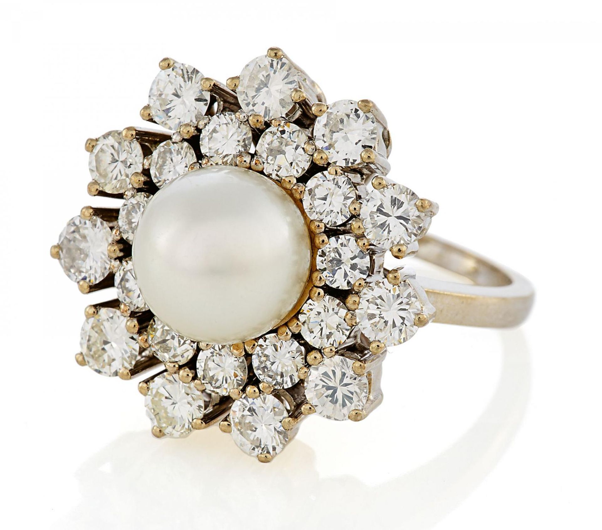 PEARL-DIAMOND-RING. Origin: Germany. Date: 1980s. Material: 585/- white gold, with mark. Total