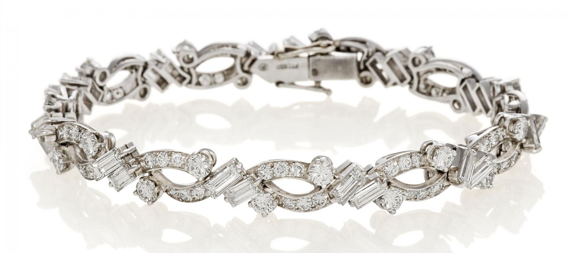 DIAMOND-BRACELET. Date: 1960s. Material: 950/- platinum, with mark. Total Weight: ca. 33,5 g.