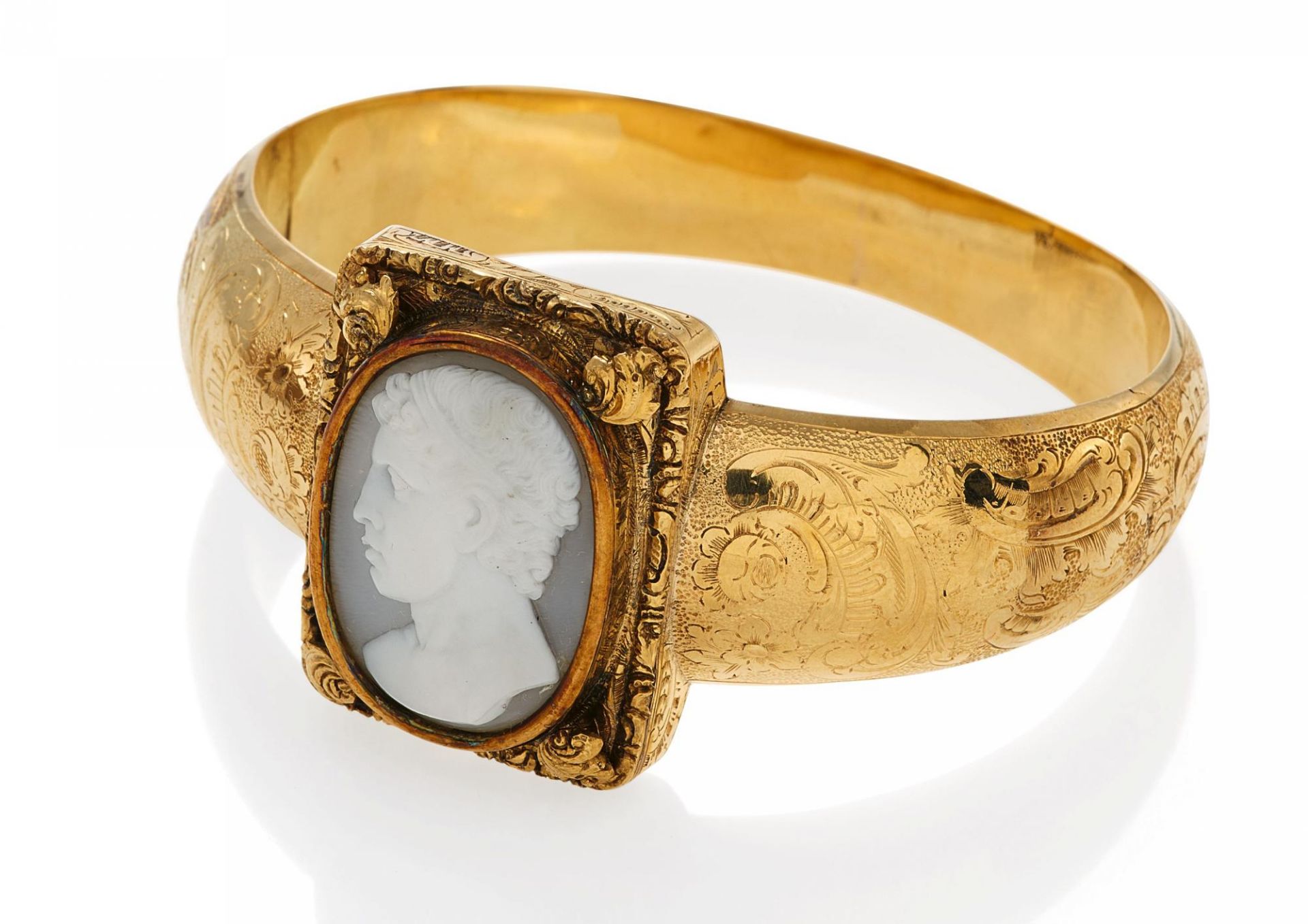 CAMEO-BANGLE. Origin: Germany. Date: 1880s. Material: 585/- yellow gold, tested. Total Weight: ca.