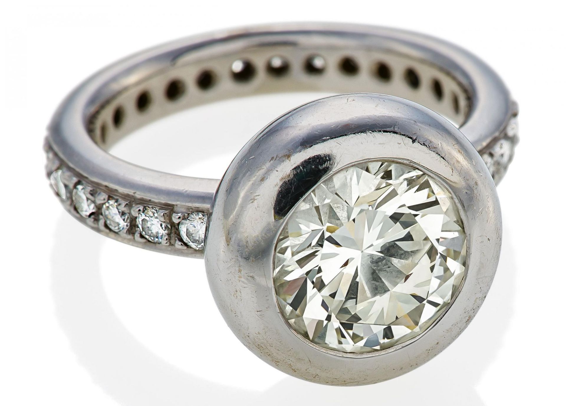 DIAMOND-RING. Date: 2010s. Material: Platinum, with mark. Total Weight: ca. 16,5 g. EU-RM: 55.