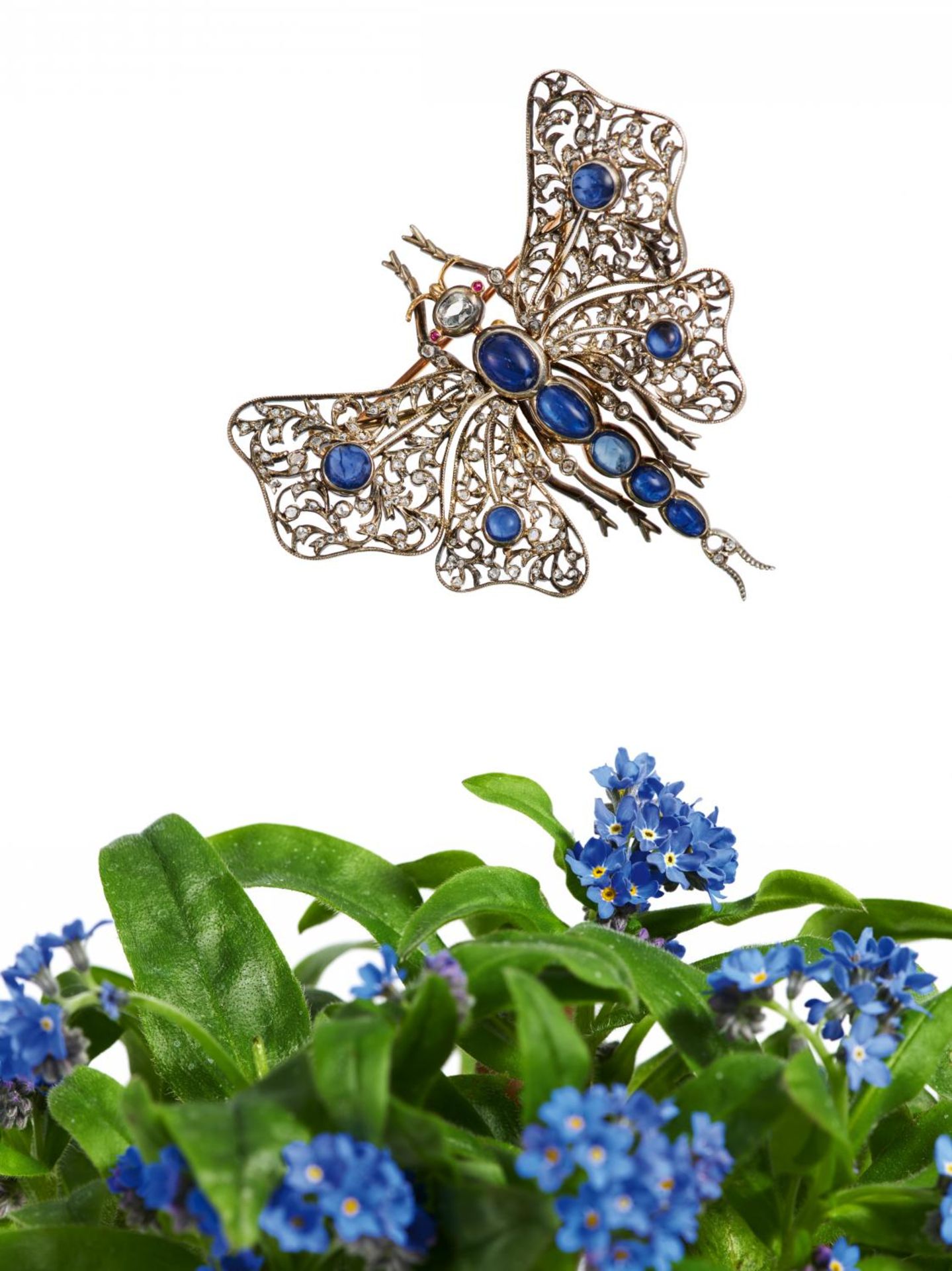 SAPPHIRE-DIAMOND-BROOCH. Date: 1900s. Material: Silver, 750/- yellow gold-plated, tested. Total - Bild 2 aus 2