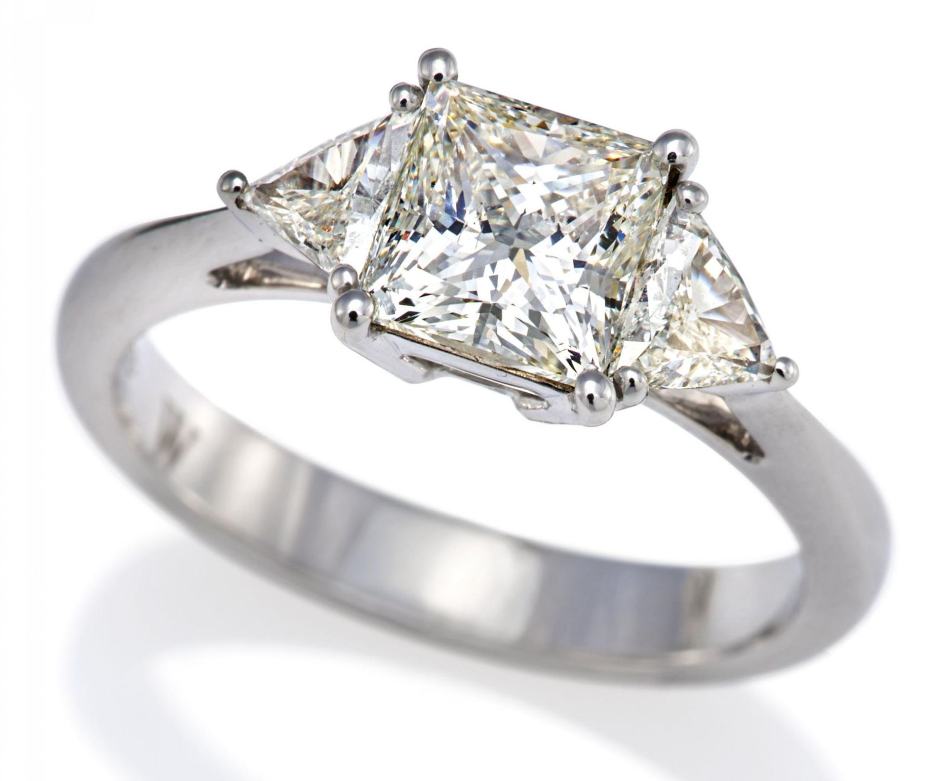 DIAMOND-RING. Material: 750/- white gold, with mark. Total Weight: ca. 4,5 g. EU-RM: 53,5. Diamonds: