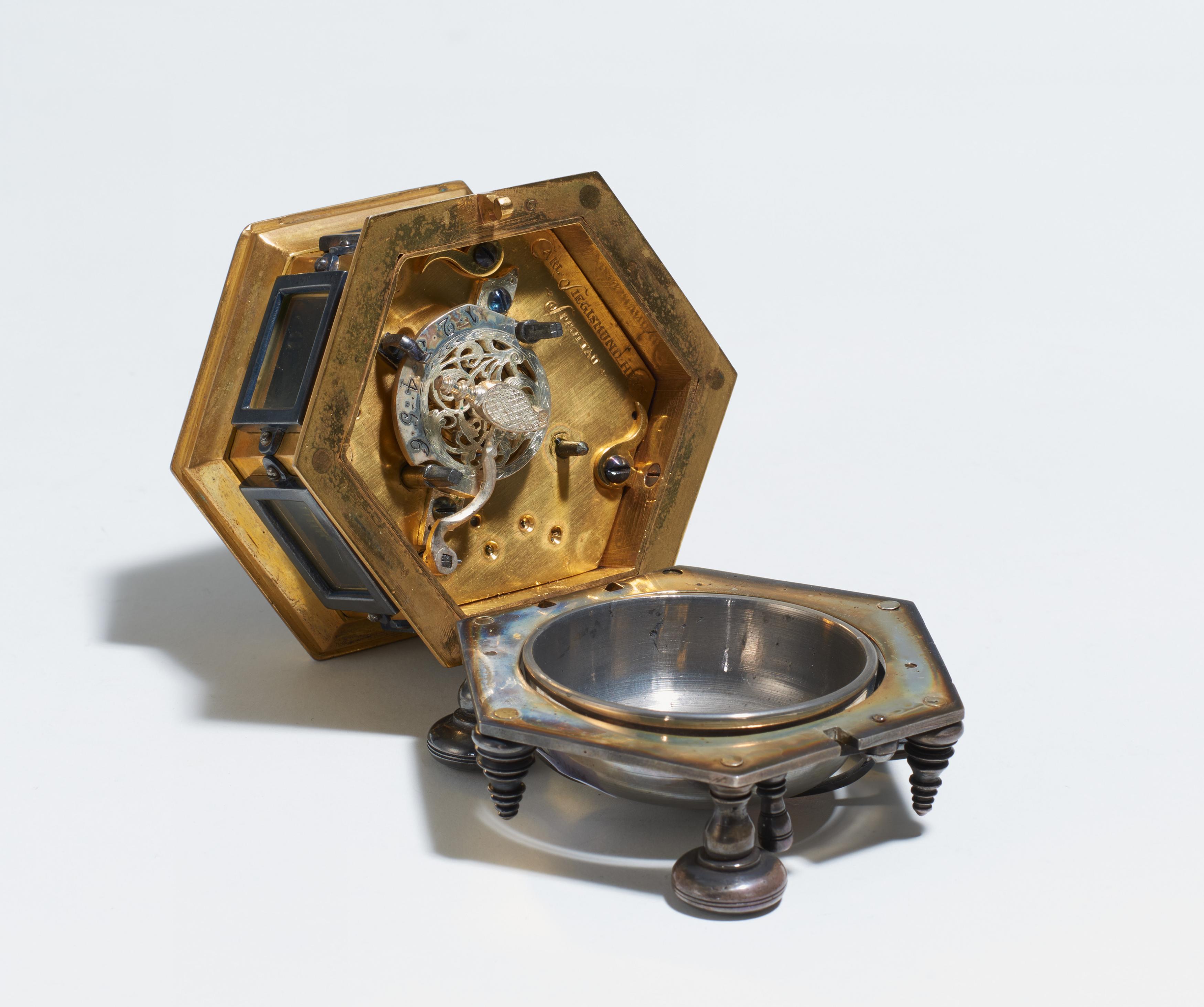 HEXAGONAL BAROQUE TABLE CLOCK MADE OF GILT BRONZE WITH RESIDUES OF SILVER PLATING AND GLASS. - Image 3 of 10