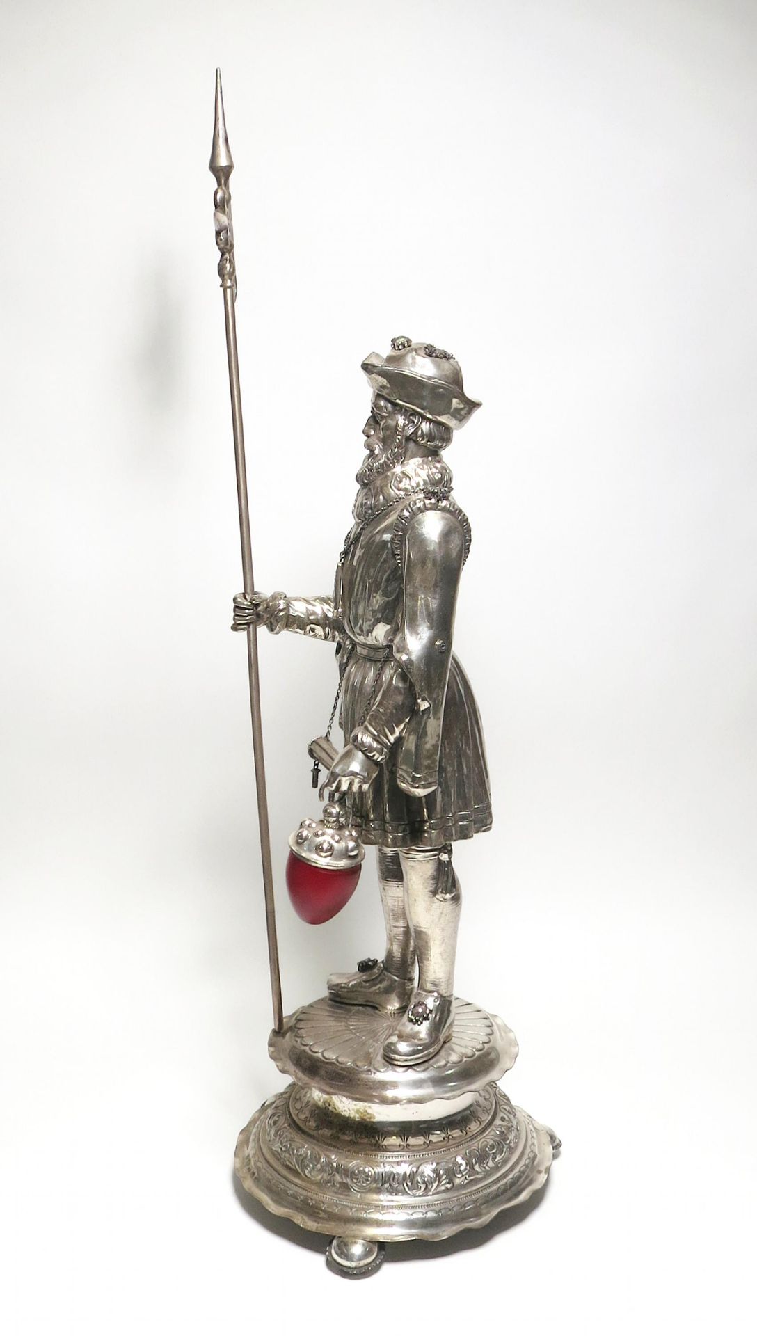 LARGE HISTORISM FIGURINE OF A NIGHT WATCHMAN WITH HALBERD MADE OF SILVER AND RED GLASS. Hanau. Date: - Bild 3 aus 6