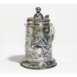 PARTIALLY GILT SILVER HISTORISM TANKARD WITH BATTLE SCENE. Presumably Germany. Date: 19th/20th