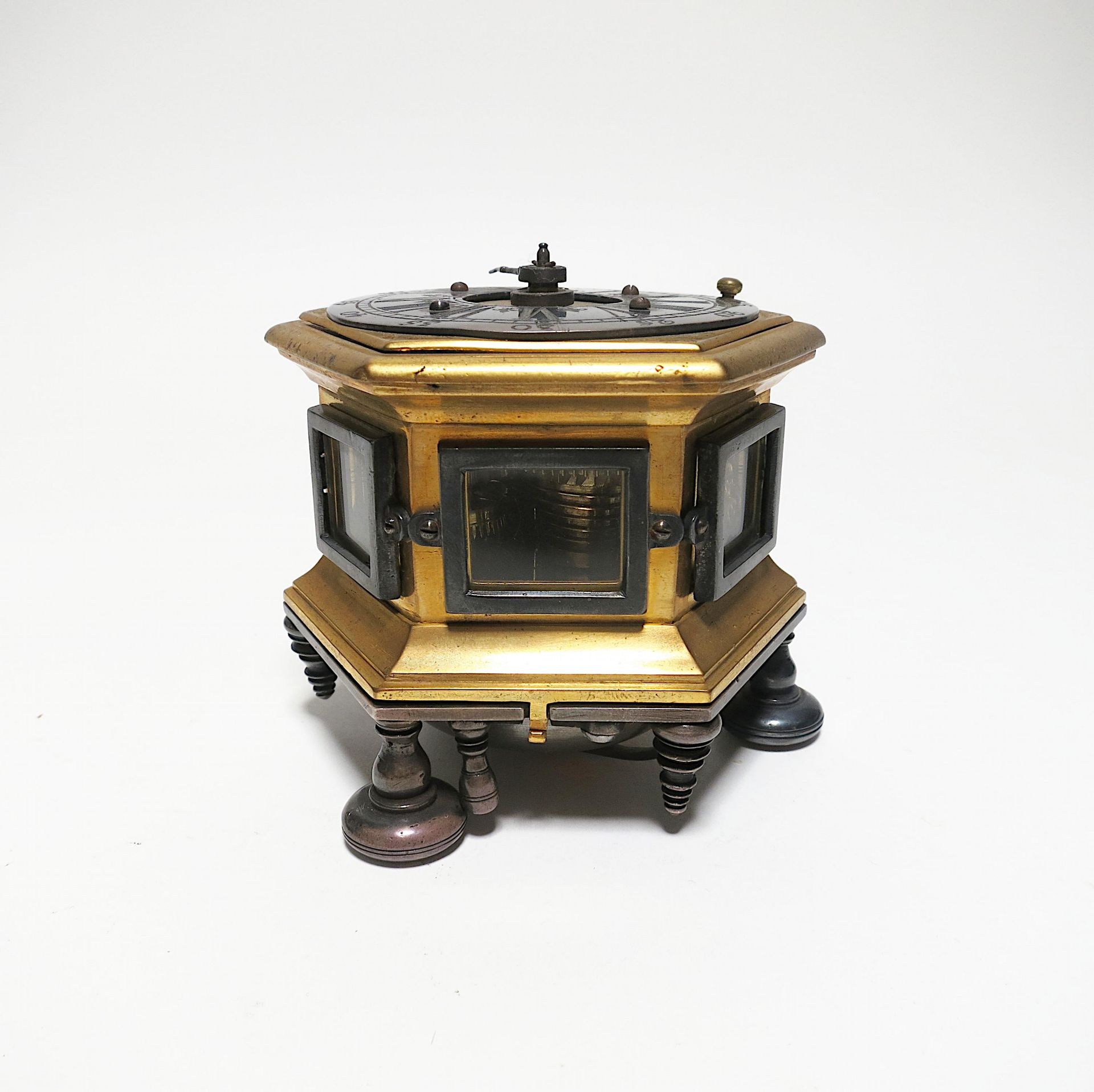 HEXAGONAL BAROQUE TABLE CLOCK MADE OF GILT BRONZE WITH RESIDUES OF SILVER PLATING AND GLASS. - Bild 4 aus 10