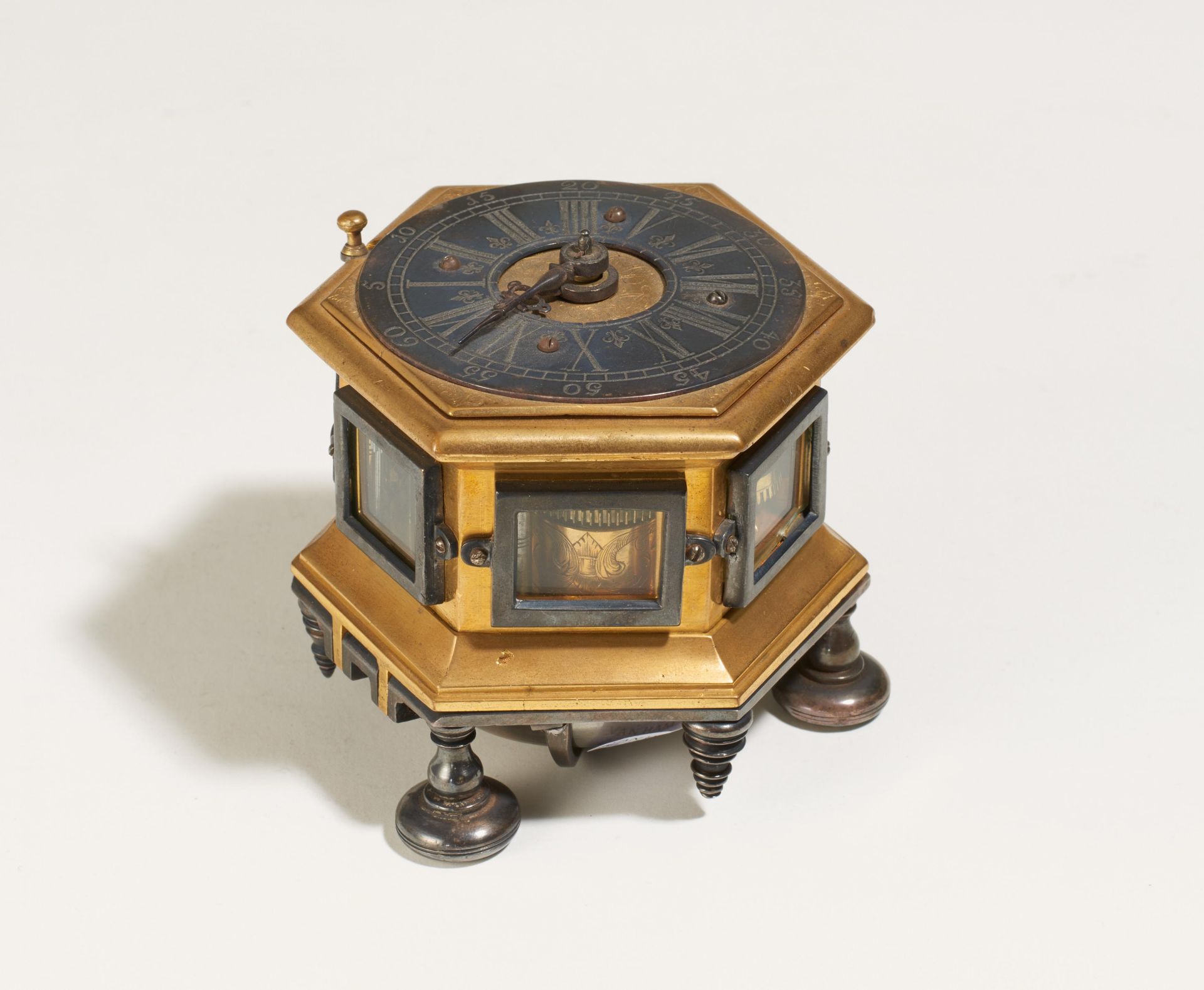 HEXAGONAL BAROQUE TABLE CLOCK MADE OF GILT BRONZE WITH RESIDUES OF SILVER PLATING AND GLASS. - Bild 2 aus 10