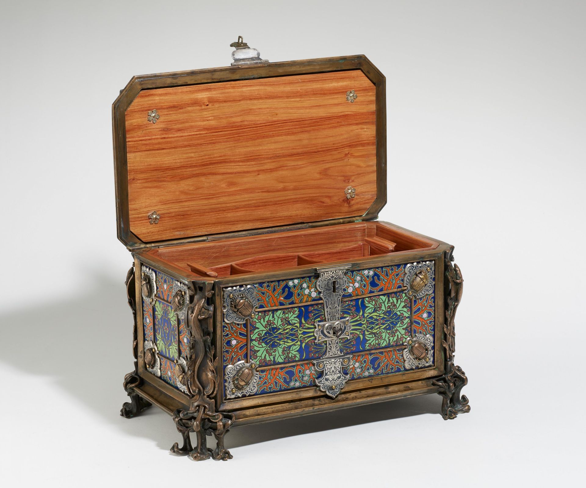LARGE ART NOUVEAU CASKET WITH SCARABS MADE OF BRONZE, ENAMEL, SILVER MOUNTINGS WITH AN INTERIOR OF - Bild 3 aus 6